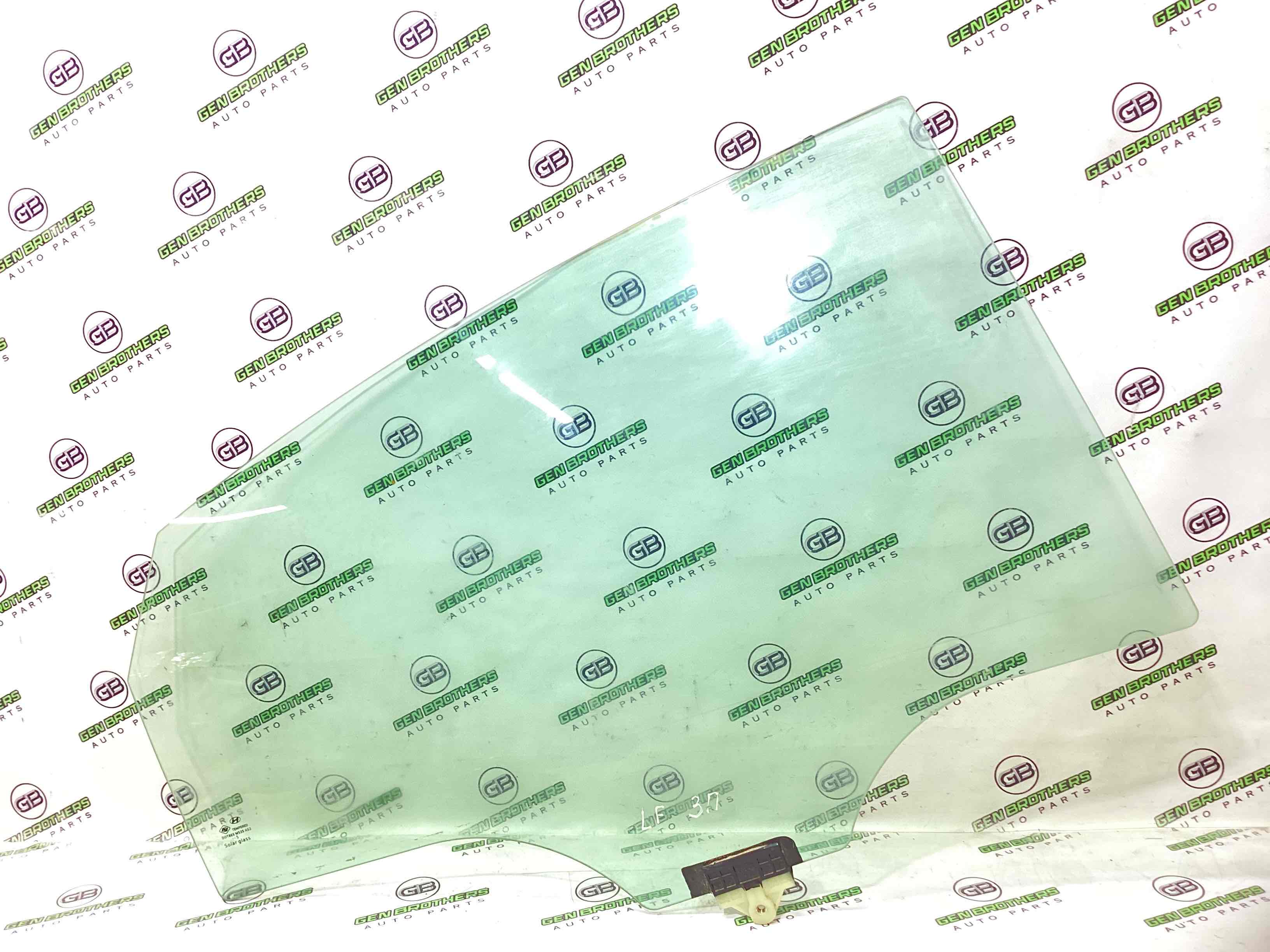 Скло заднє праве