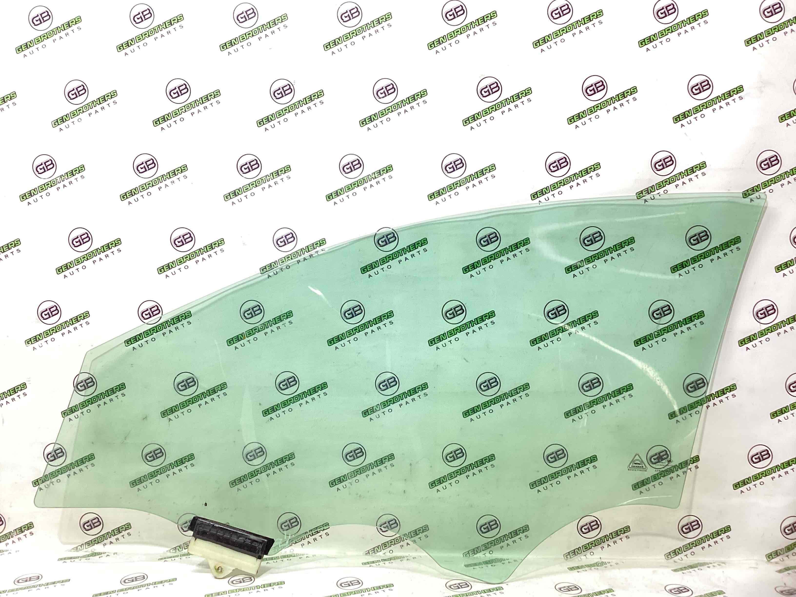 Скло переднє праве