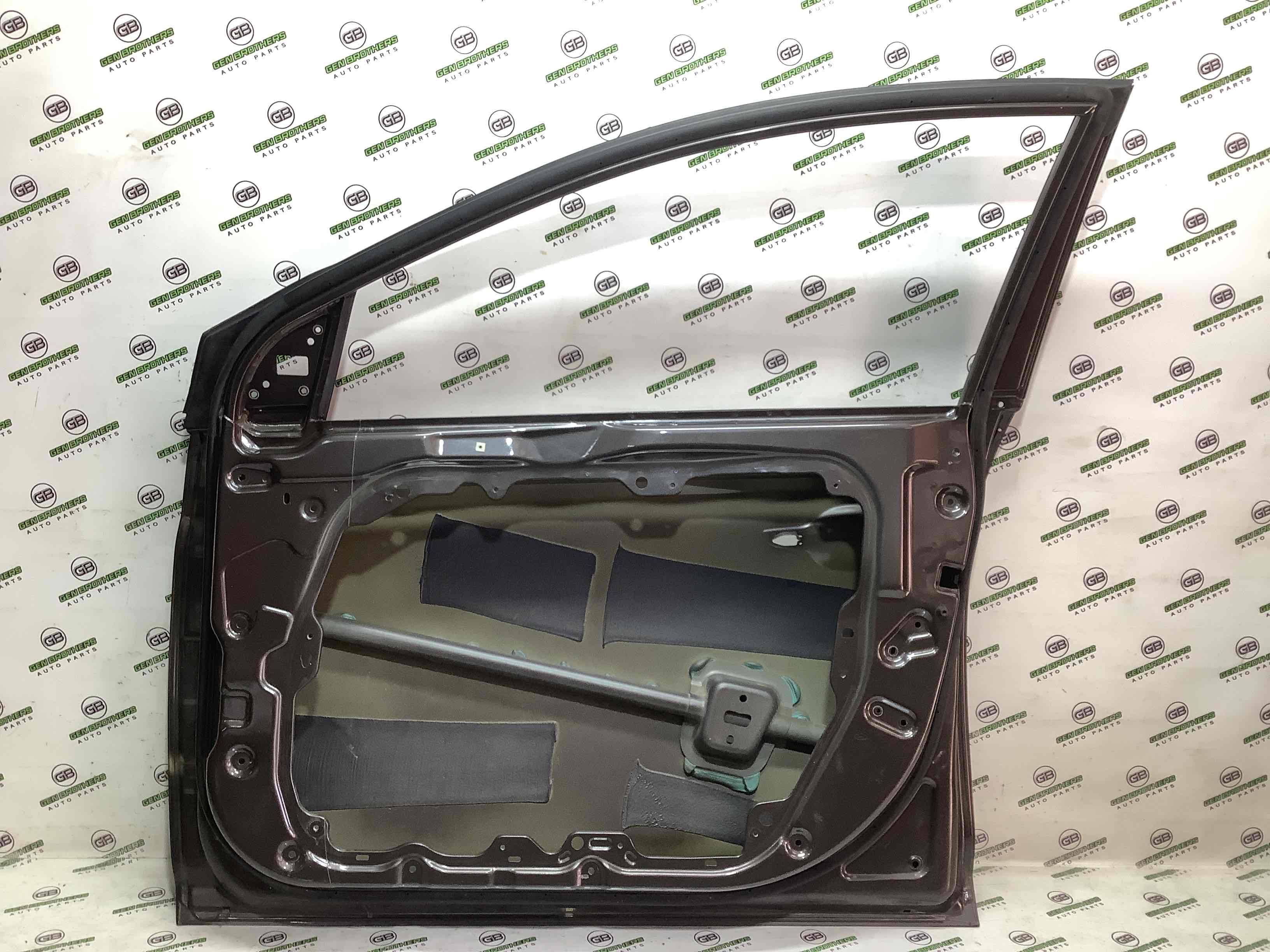 Двері передні права