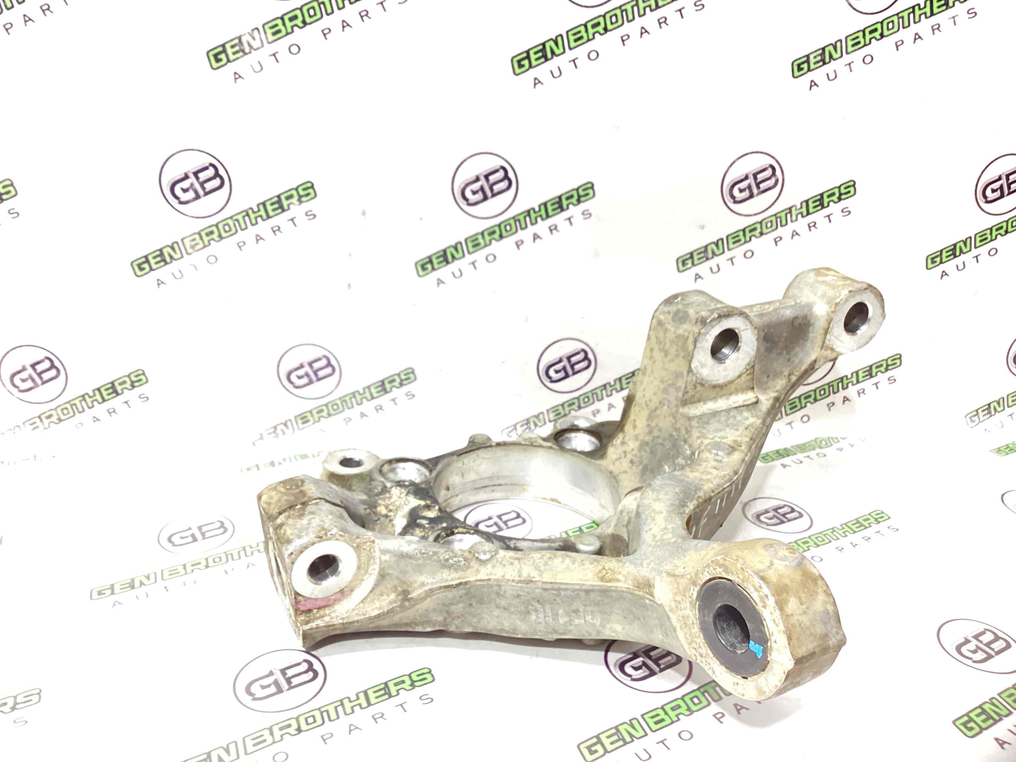 Кулак поворотний правий