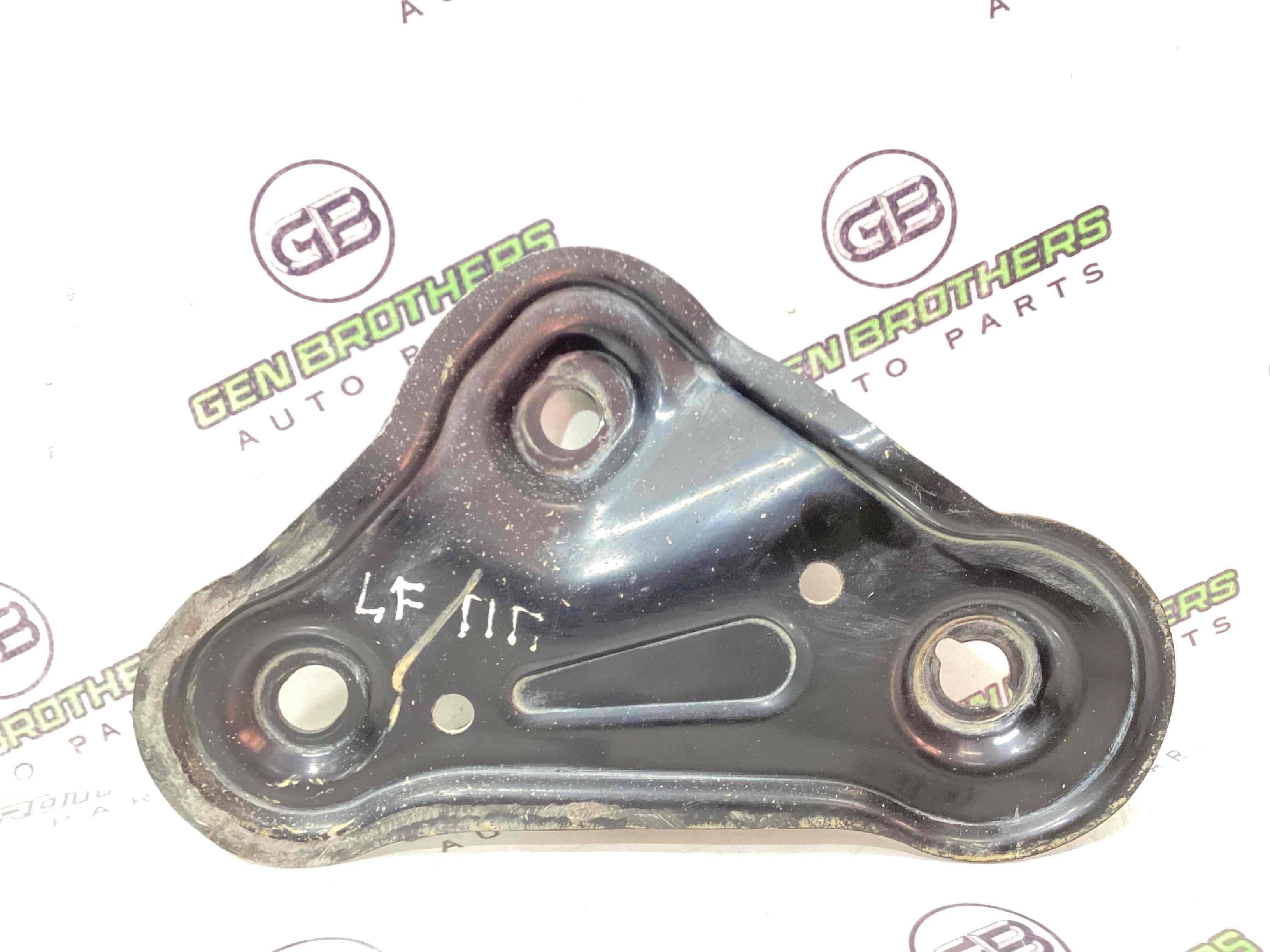 Кронштейн переднього підрамника