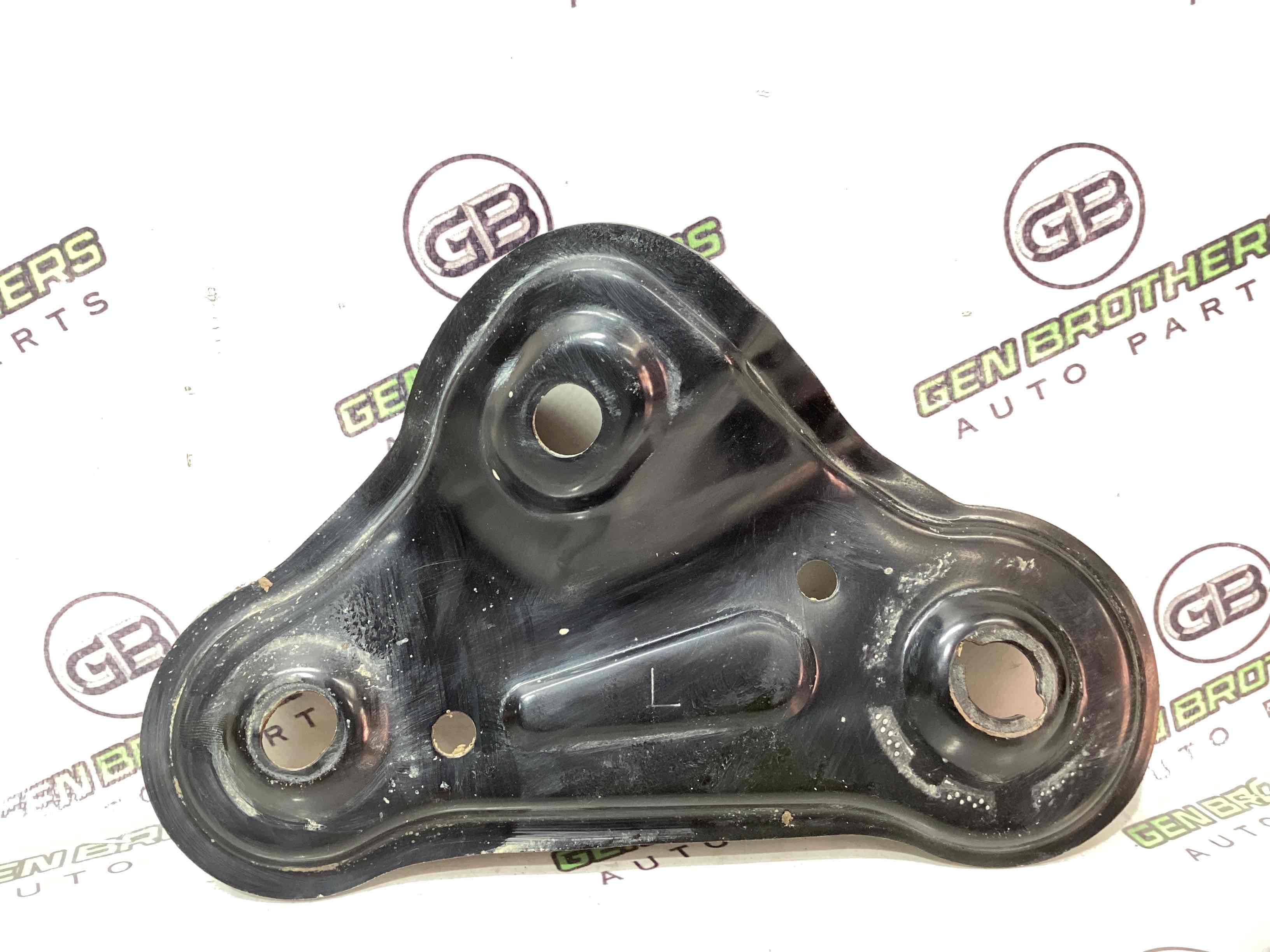 Кронштейн переднього підрамника