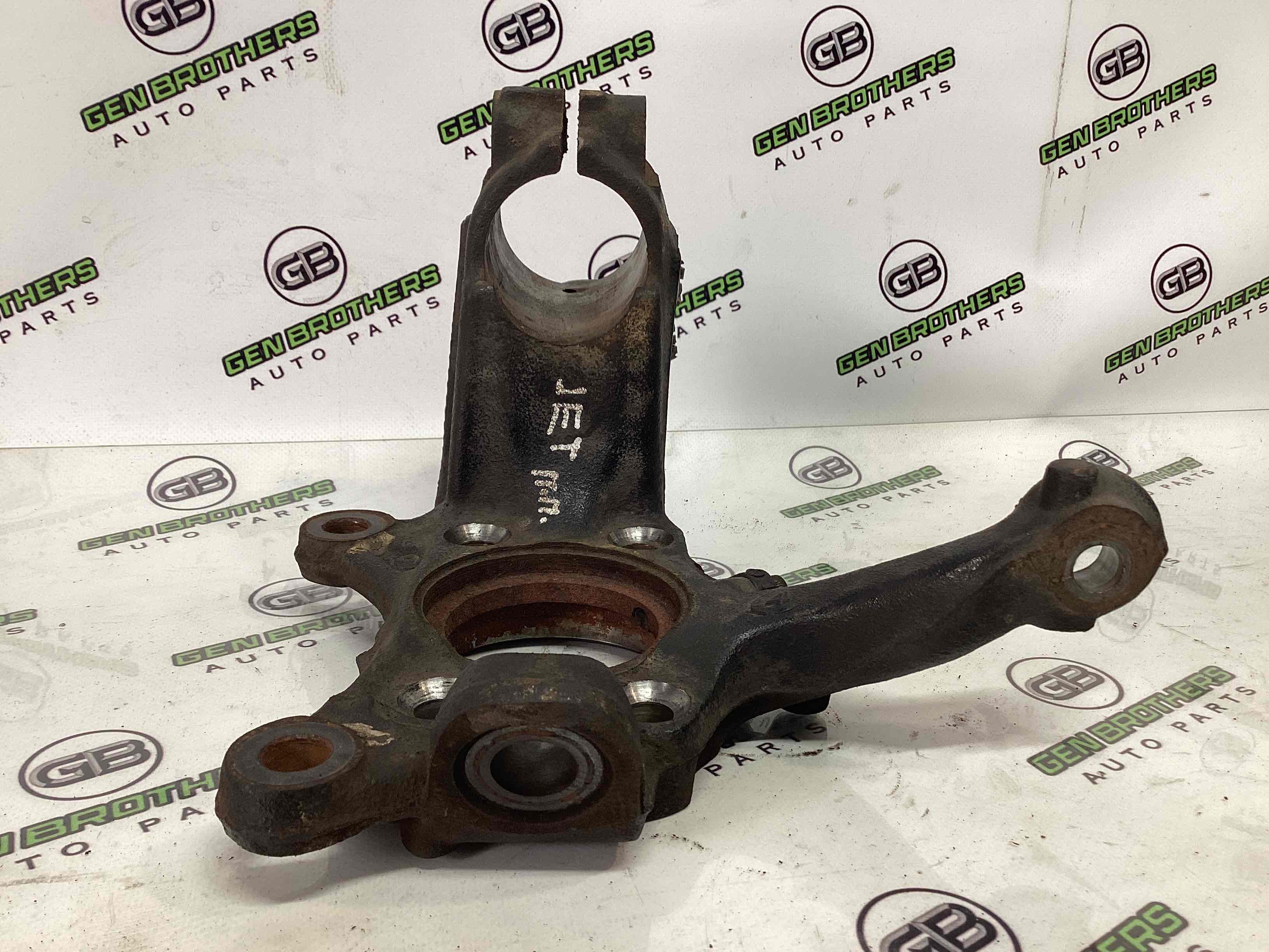 Кулак поворотний правий