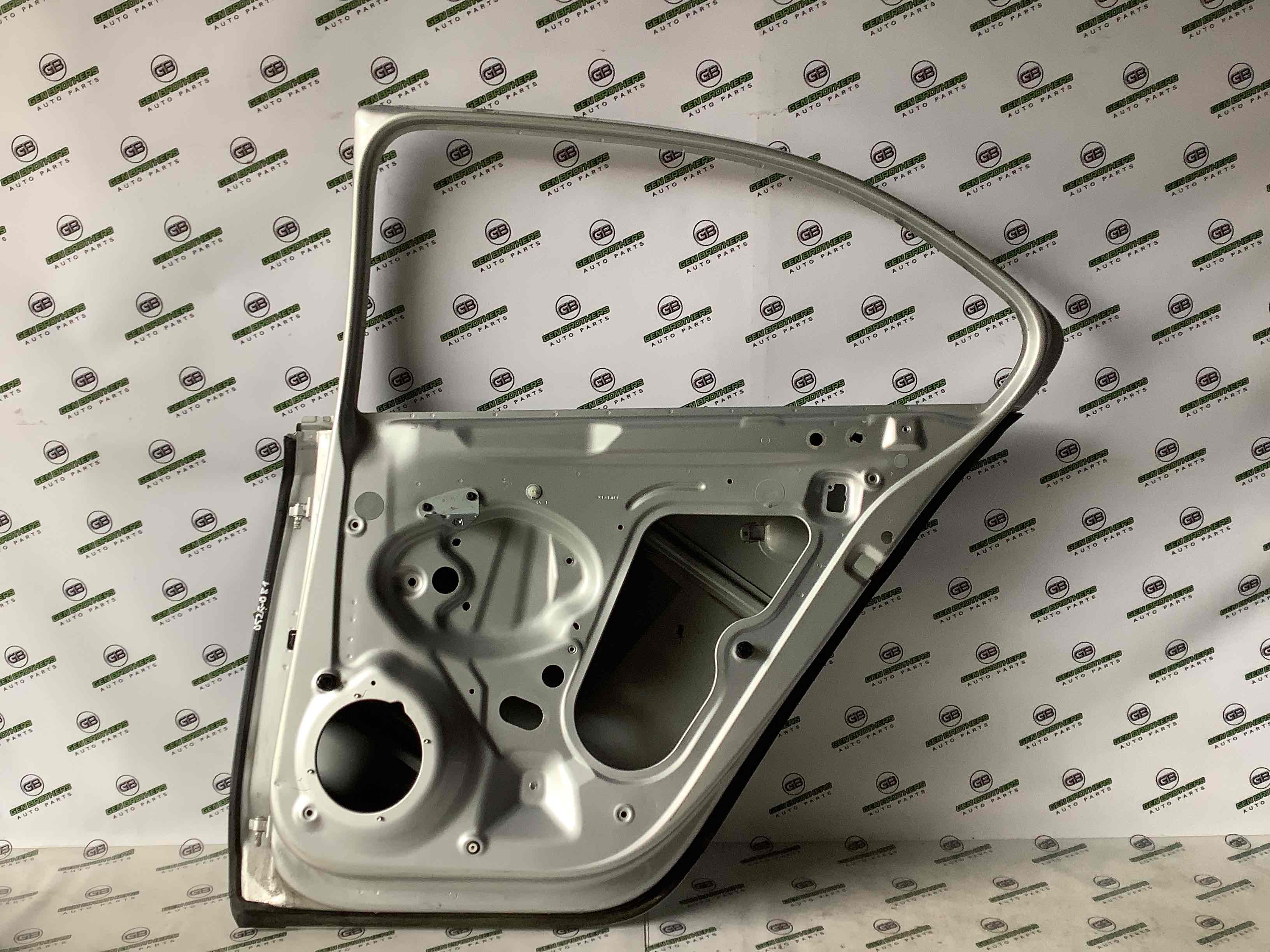 Двері задні права