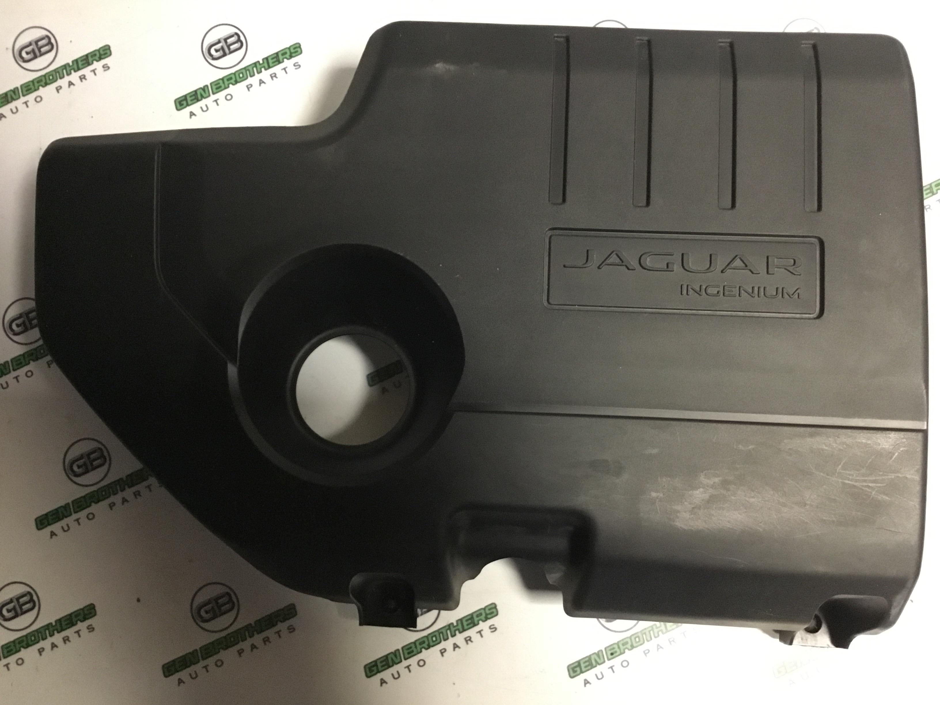 Кришка двигуна декоративна