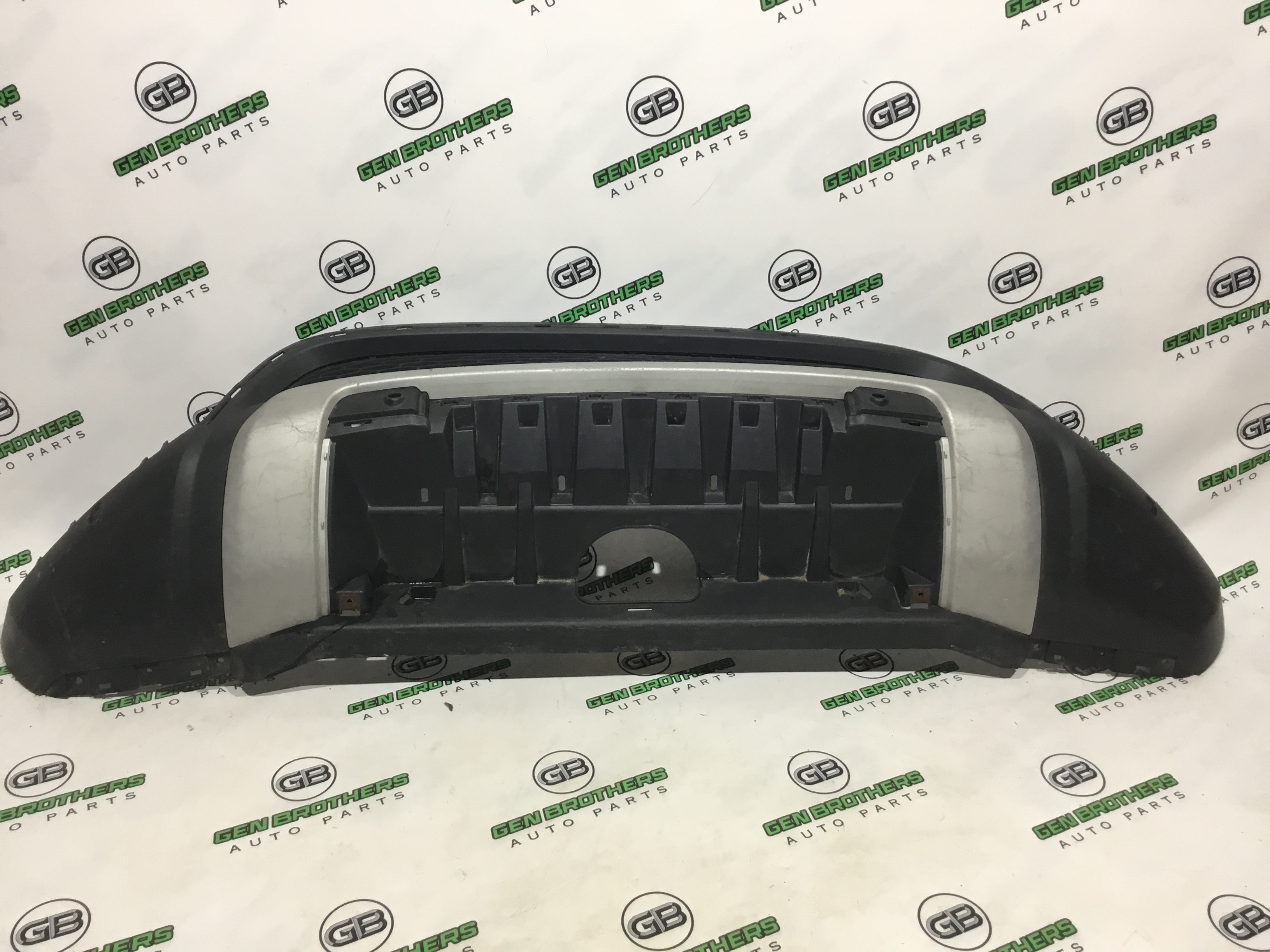 Бампер передній Land Rover Discovery Sport L550 2018