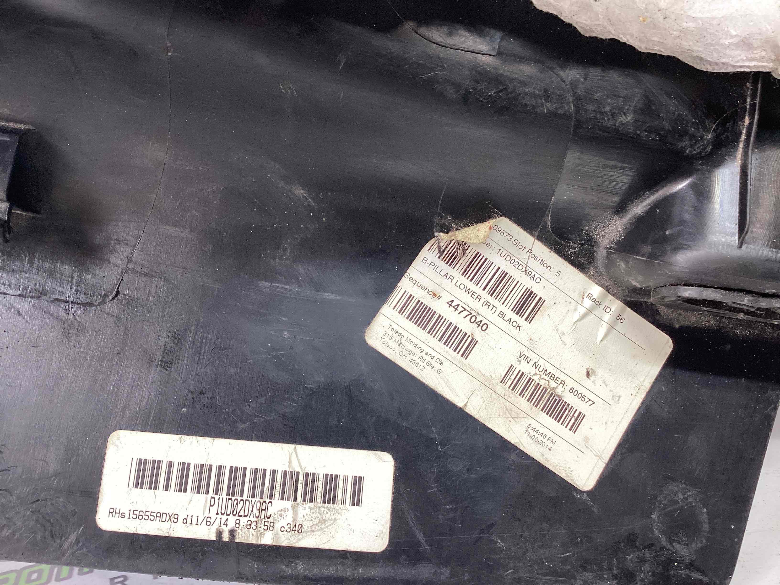 Обшивка центральної стійки права