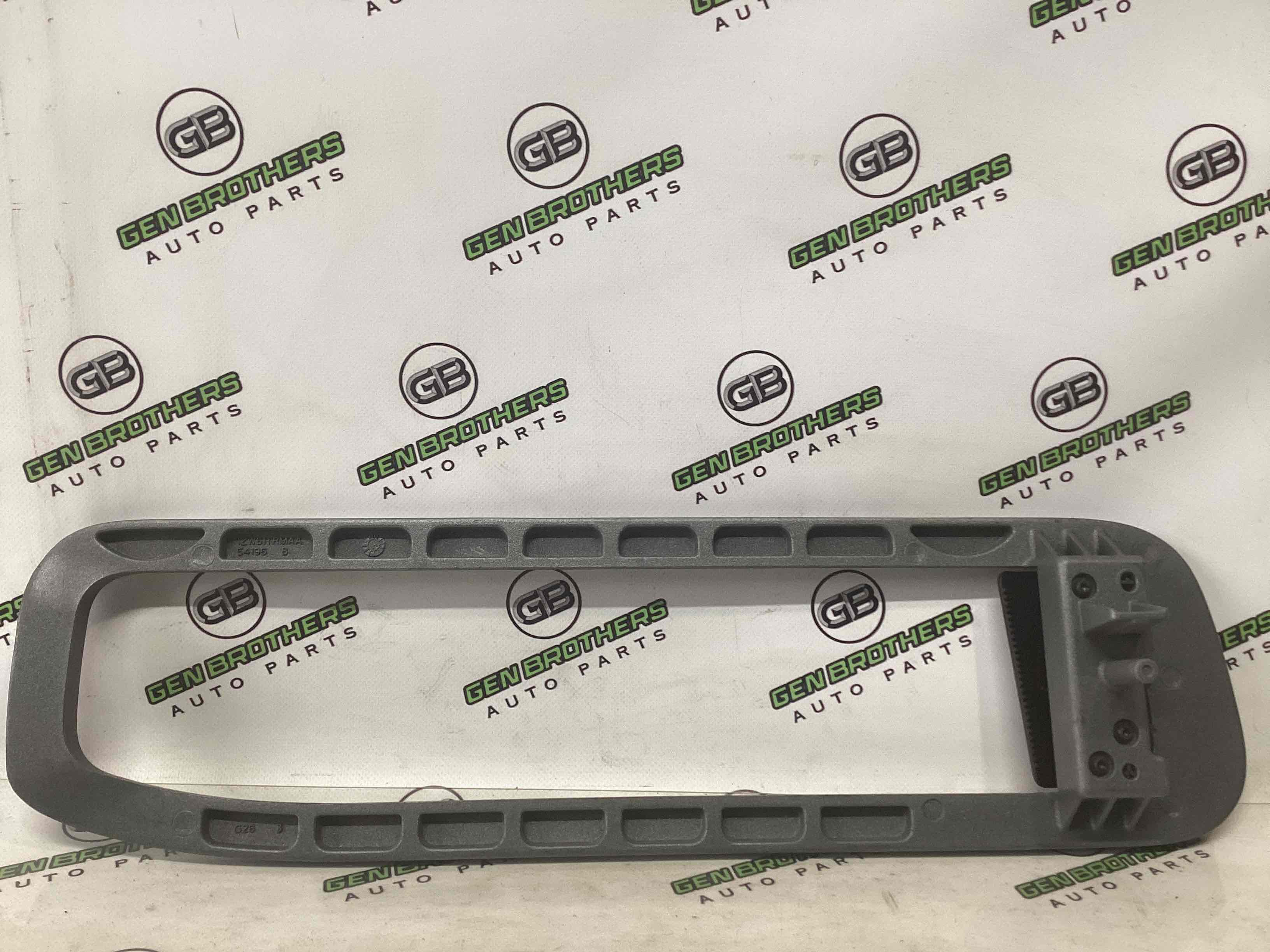 Елементи оздоблення багажника