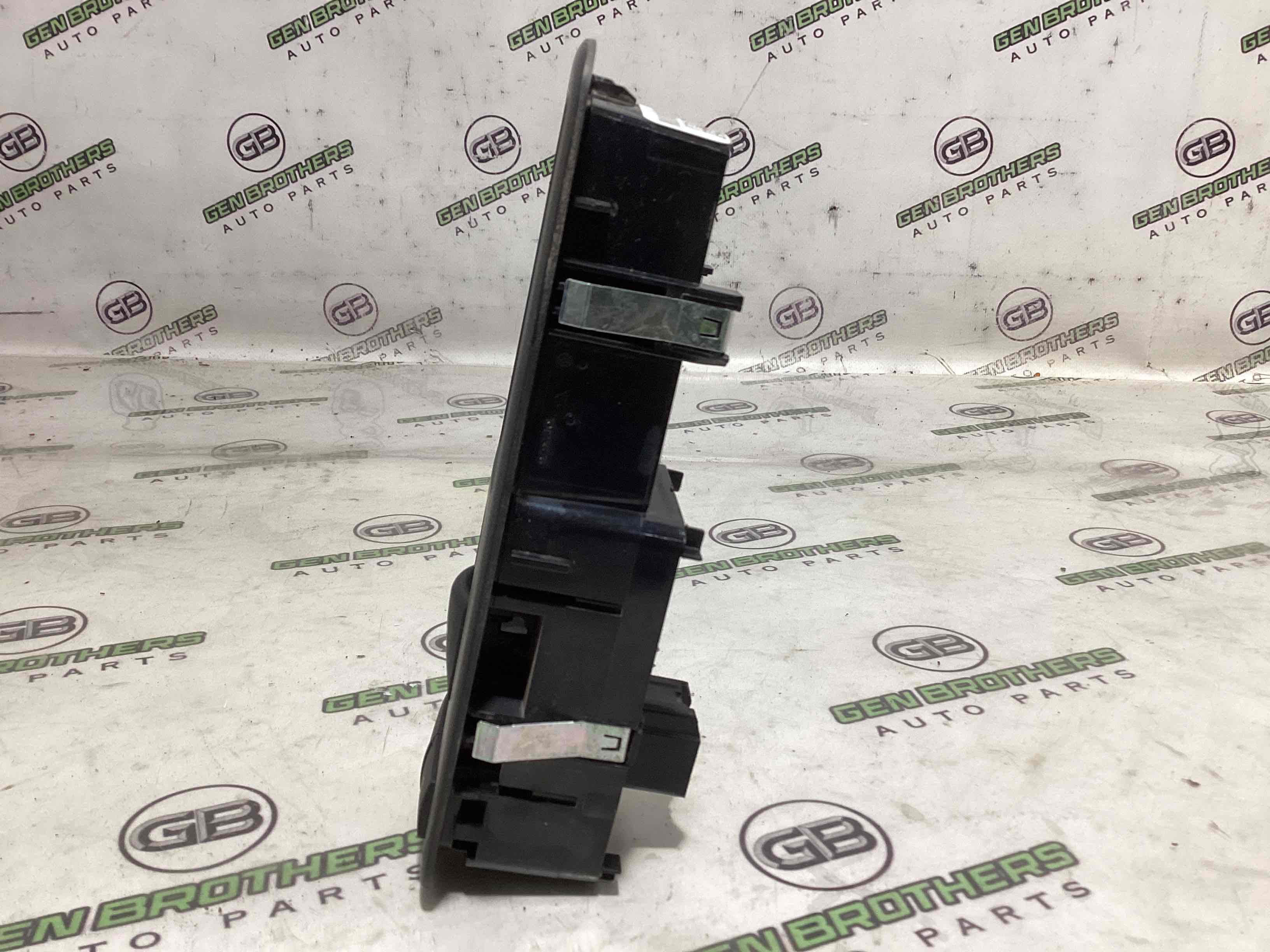 Кнопки керування склопідйомниками