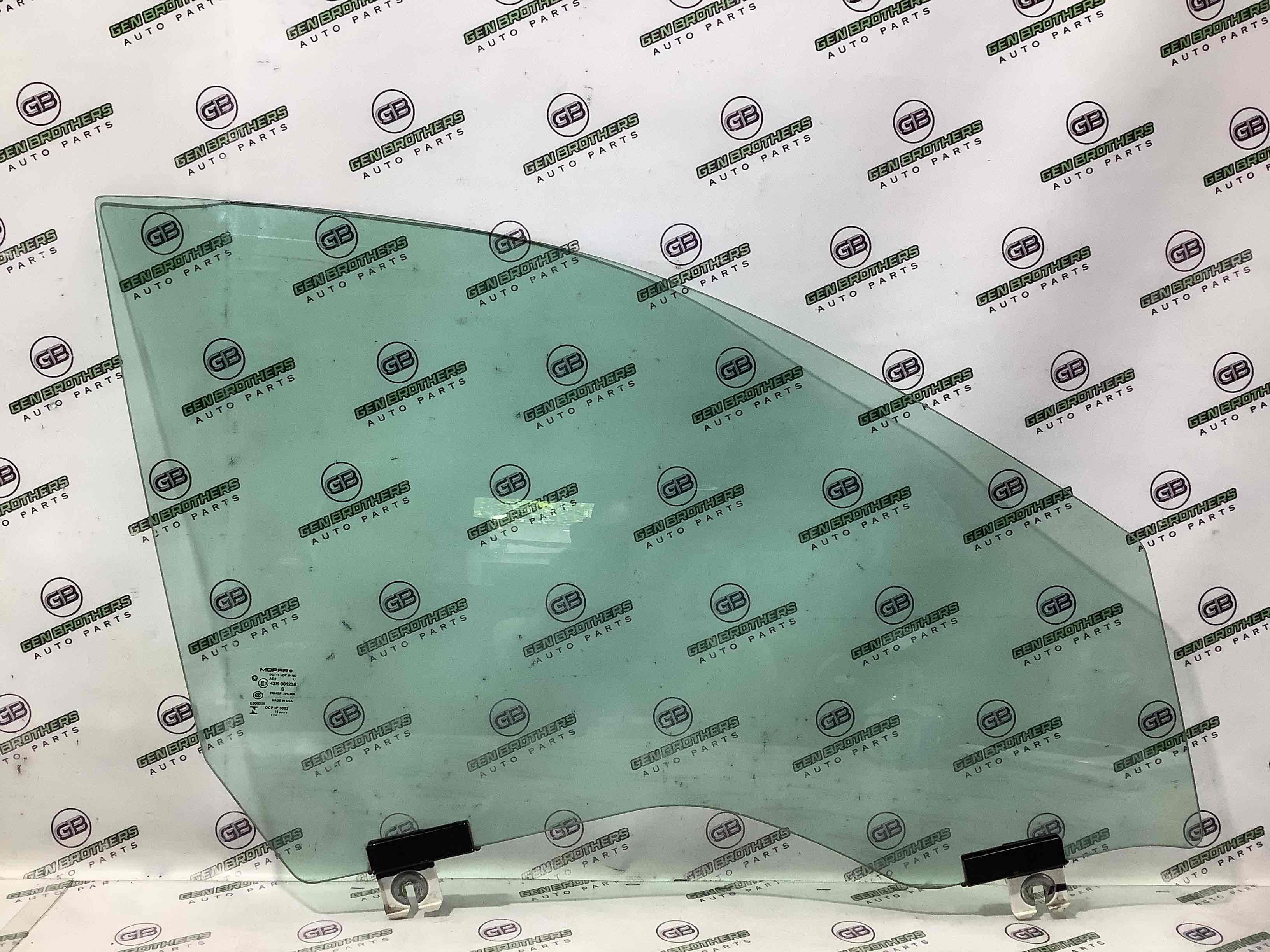 Скло переднє праве