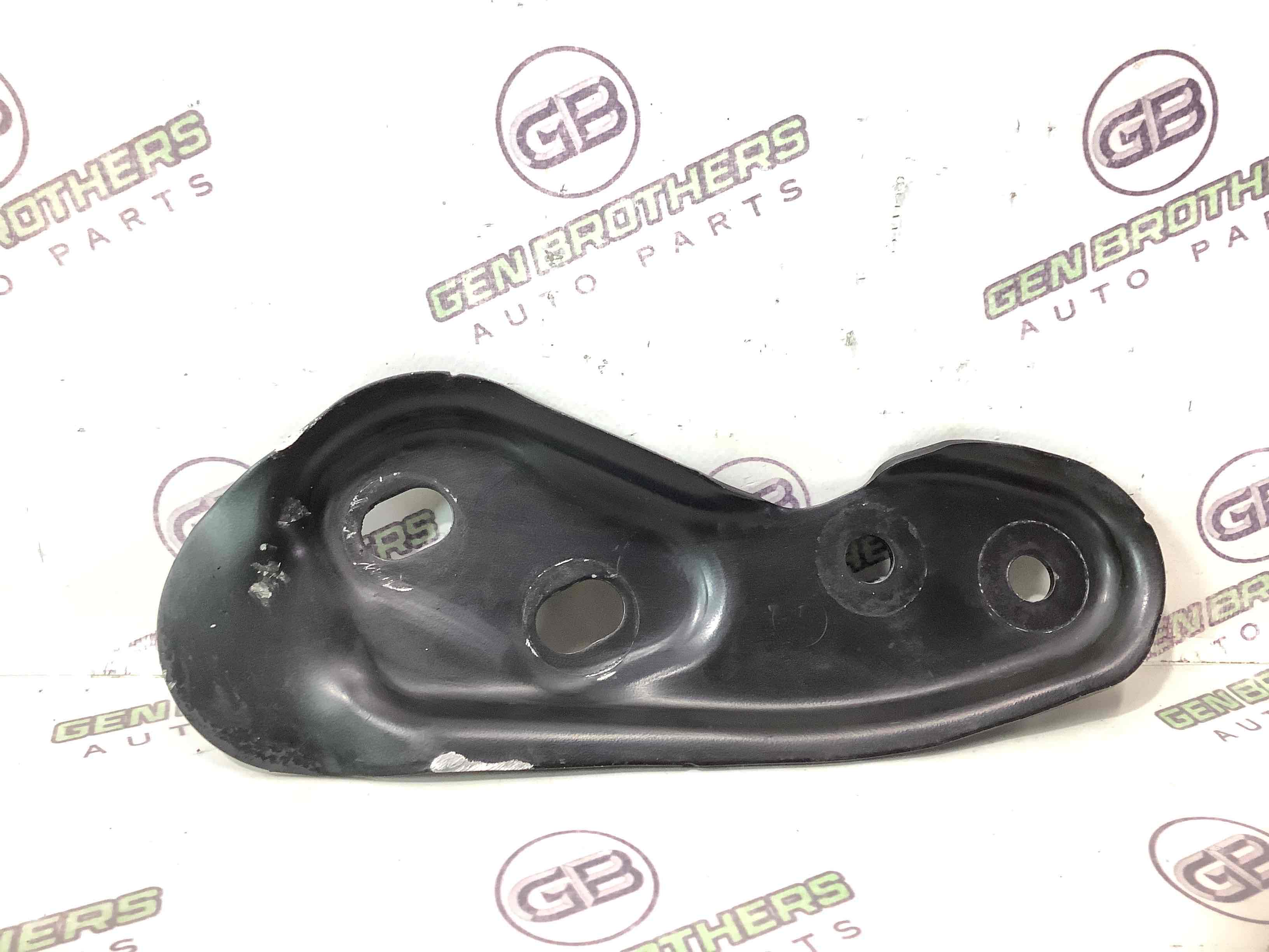 Кронштейн переднього підрамника