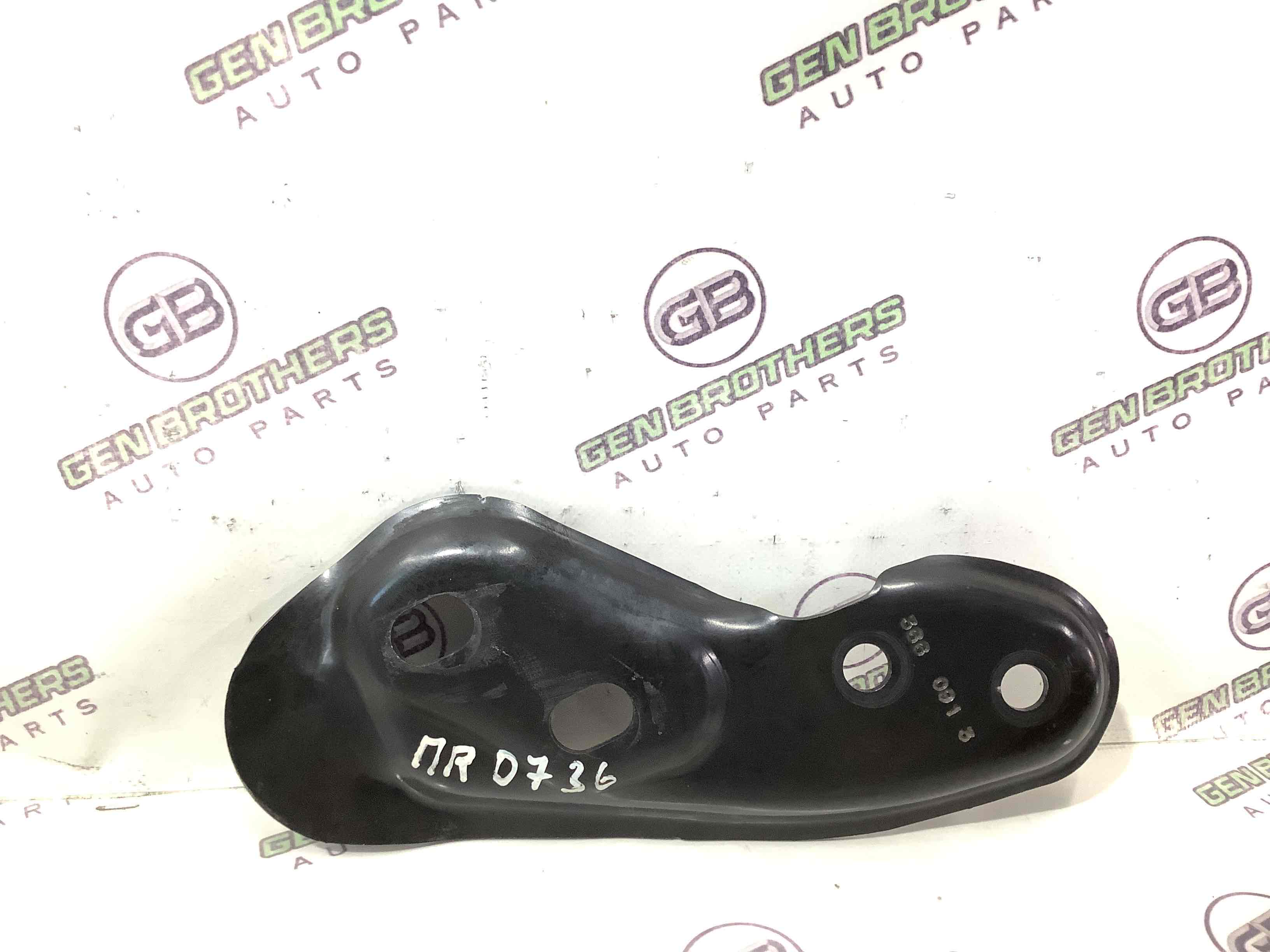 Кронштейн переднього підрамника