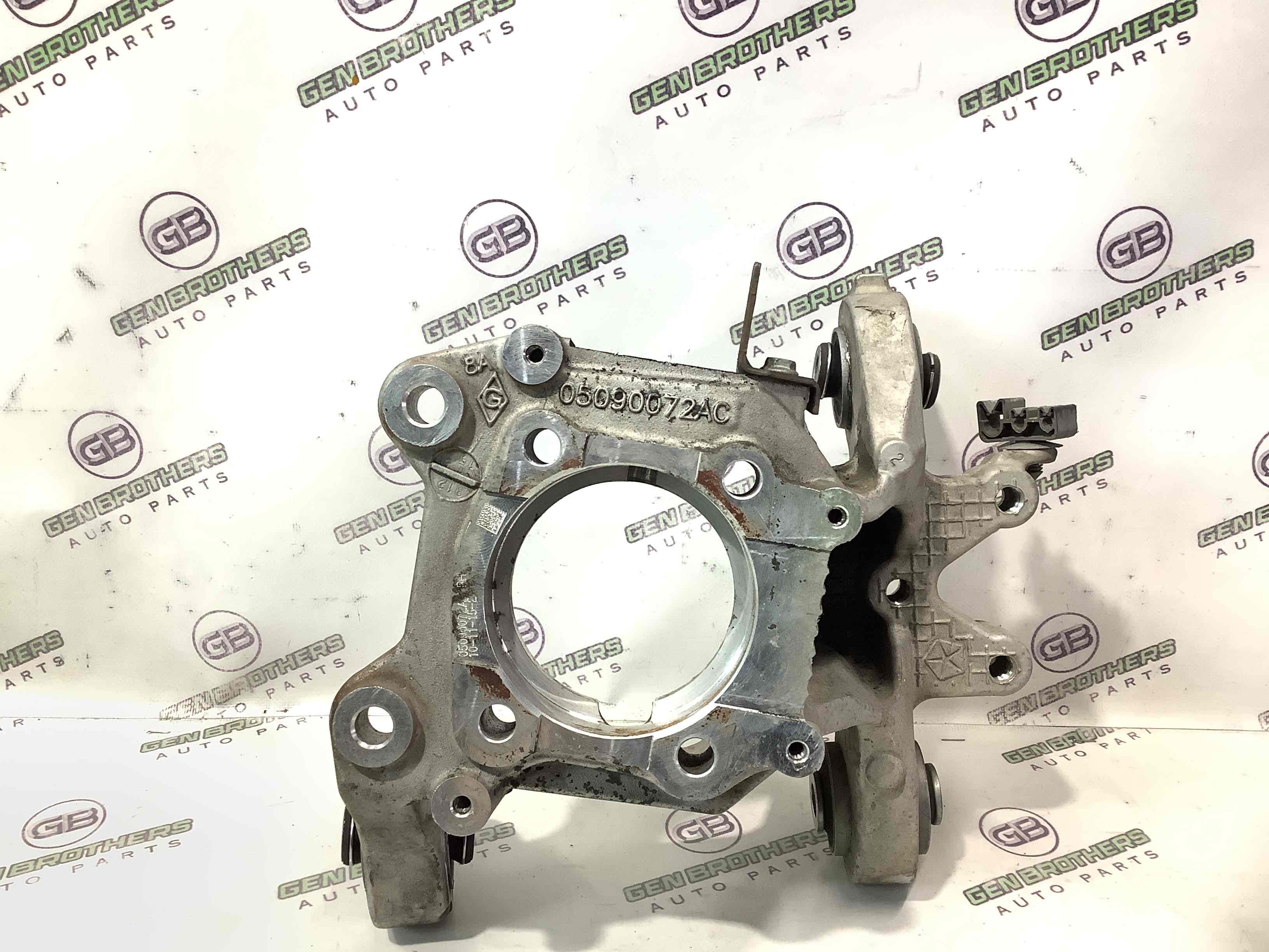 Кулак задній правий