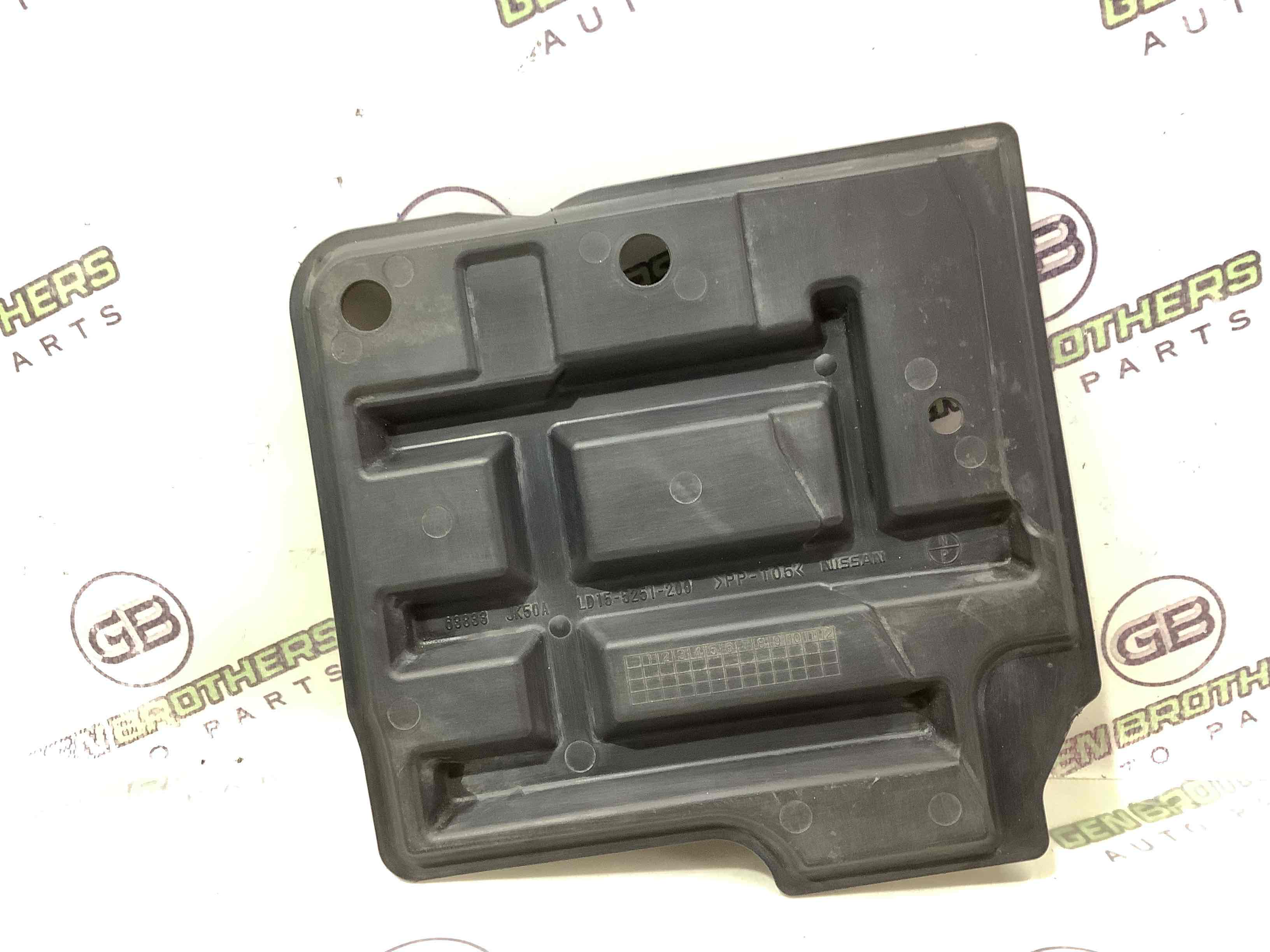 Теплоекран, пластикові ізолятори