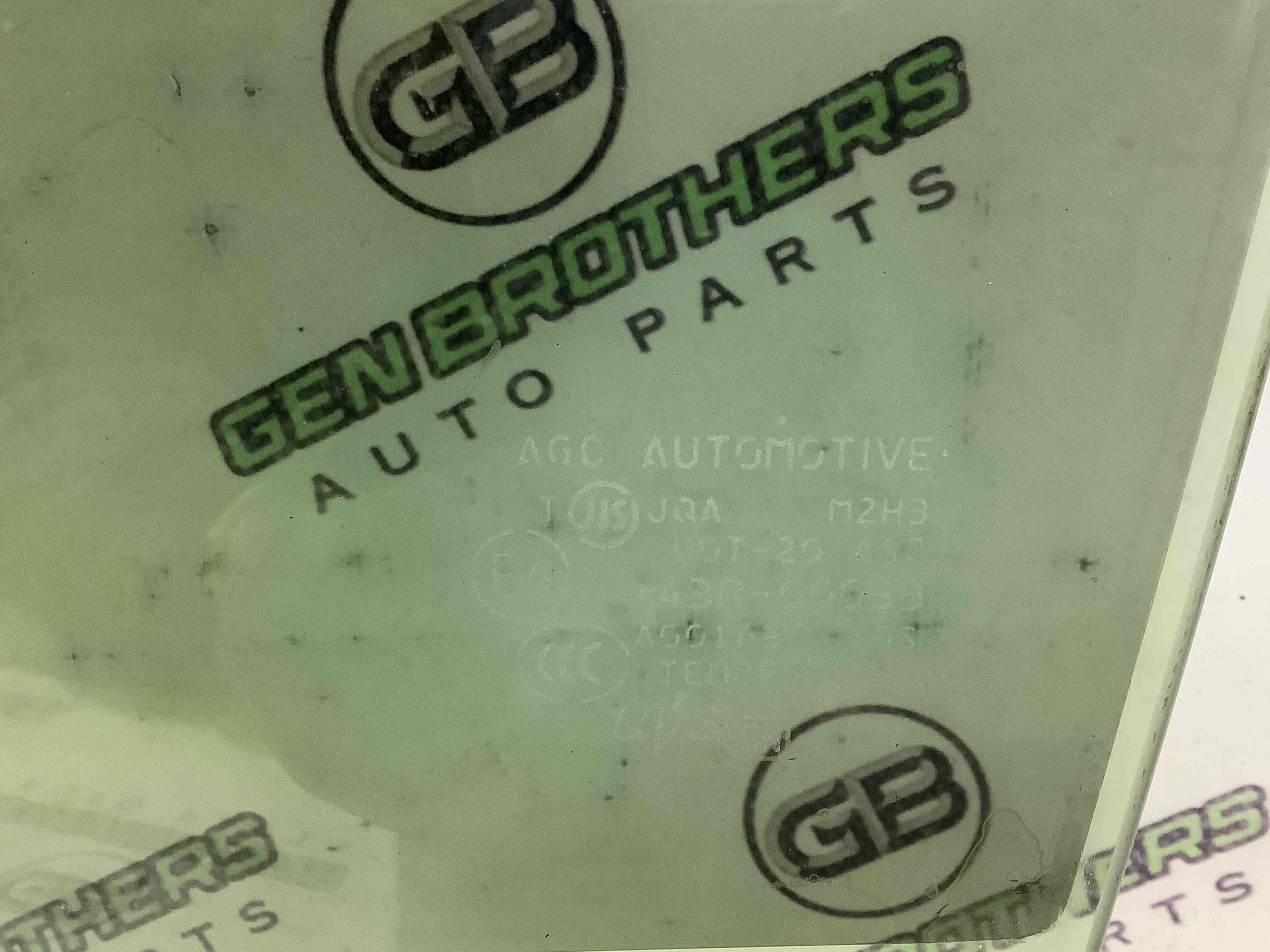 Скло заднє ліве