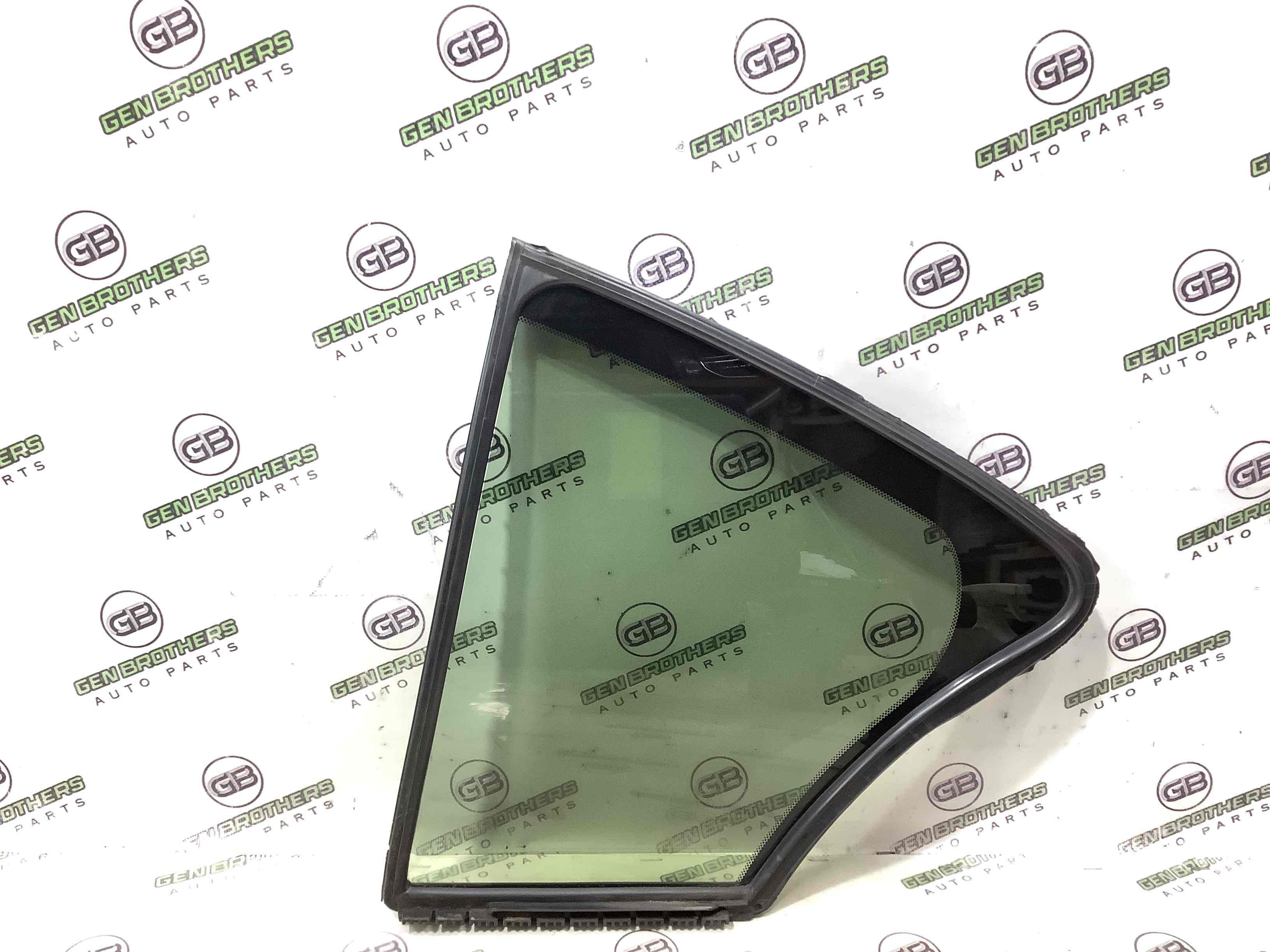 Скло дверей трикутник кватирка