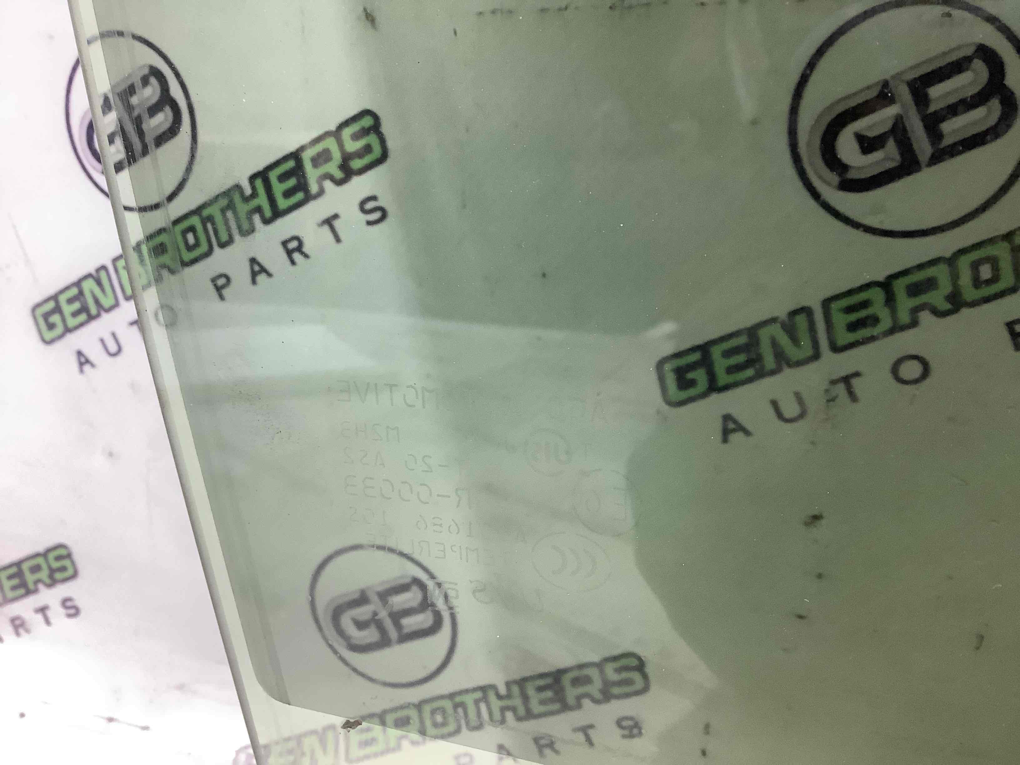 Скло заднє праве