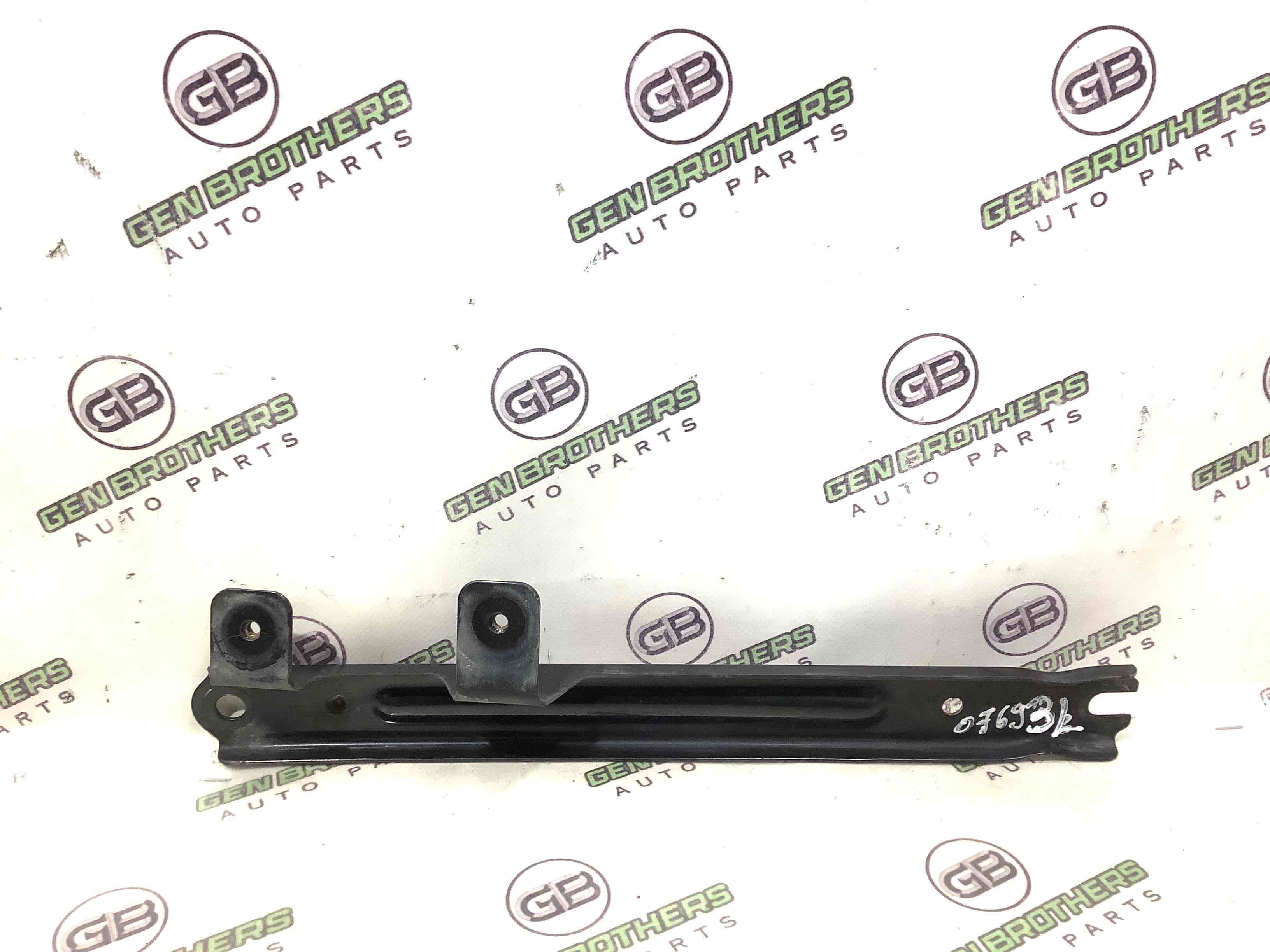 Кронштейн заднього підрамника