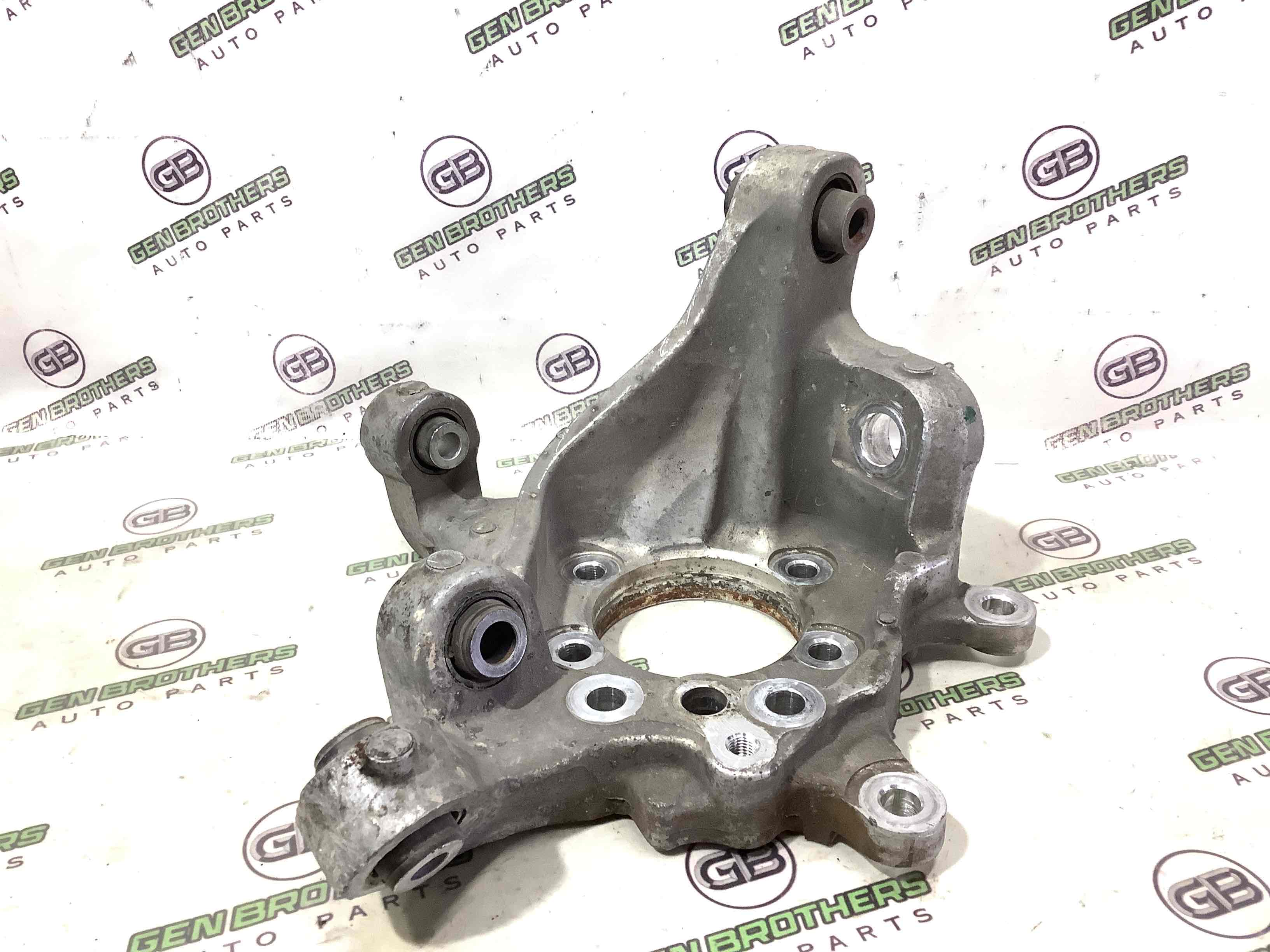 Кулак задній лівий