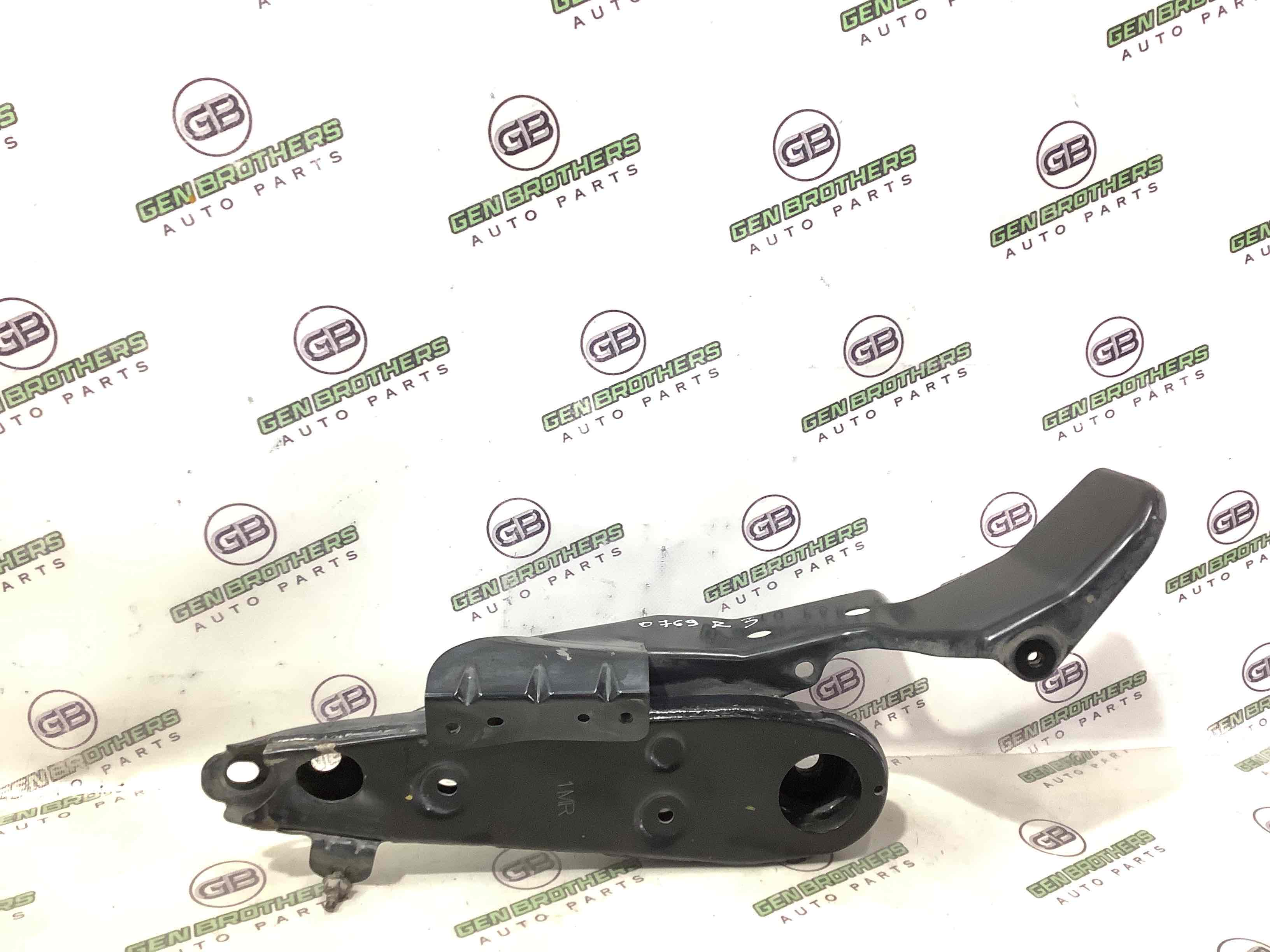 Кронштейн заднього підрамника