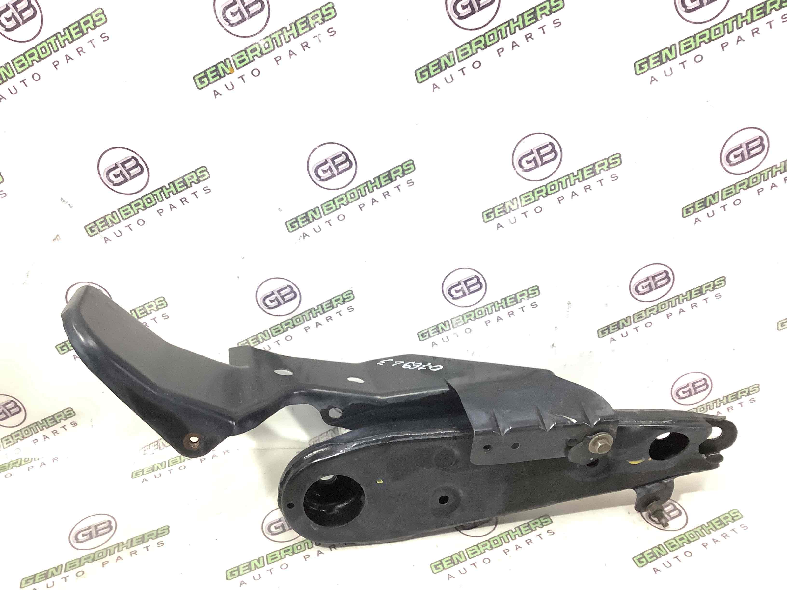 Кронштейн заднього підрамника