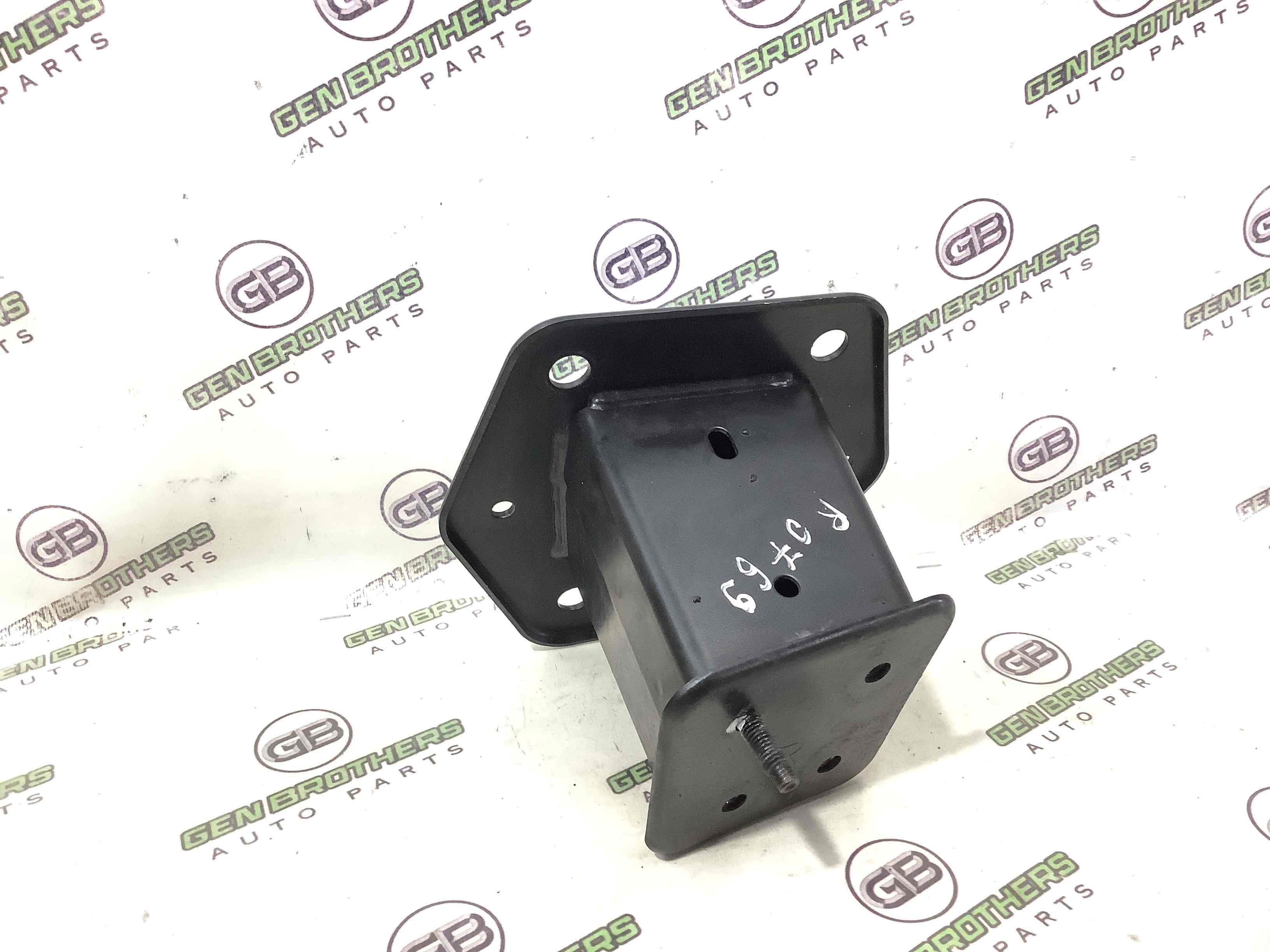 Кронштейн підсилювача бампера