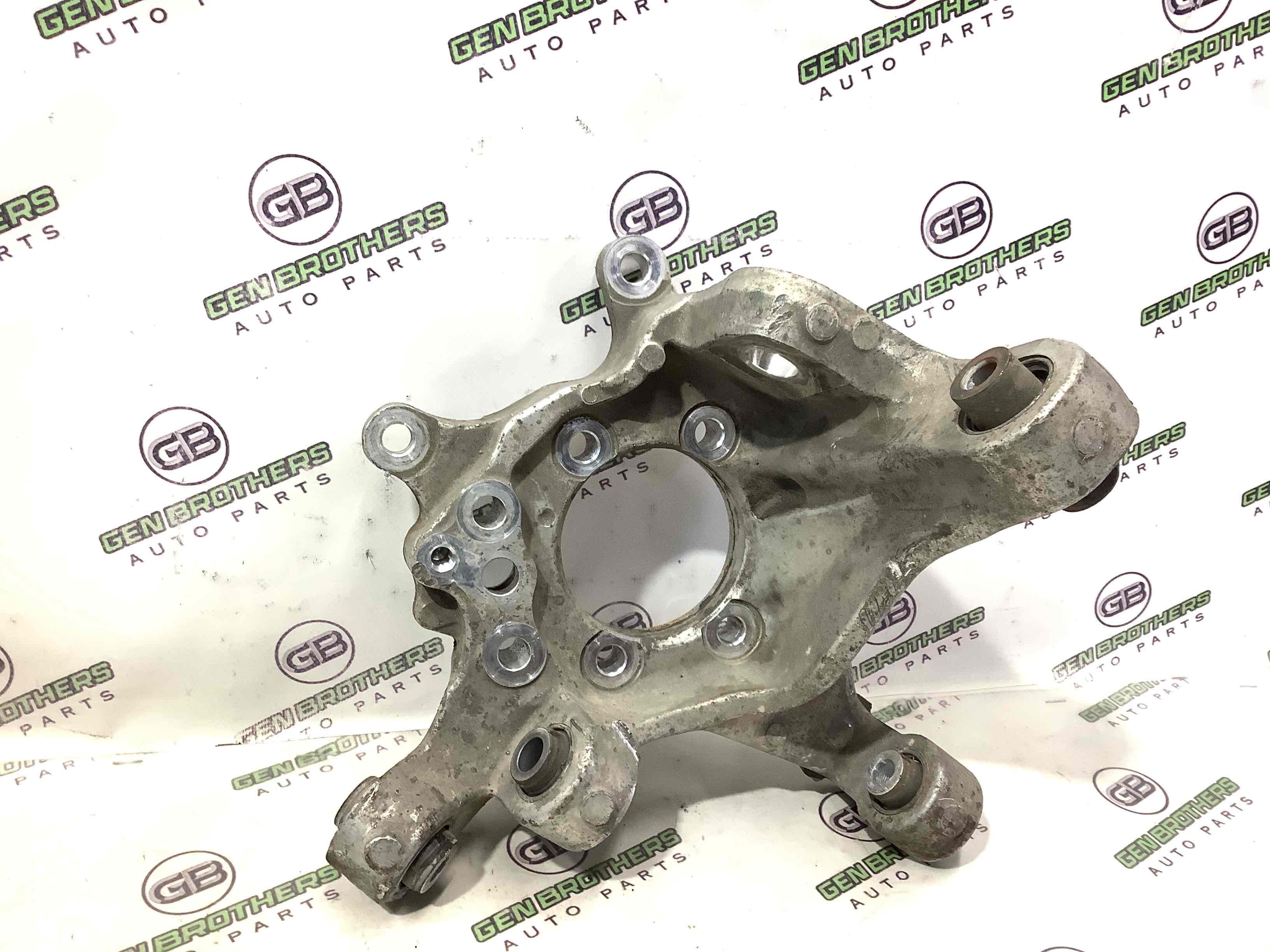 Кулак задній правий