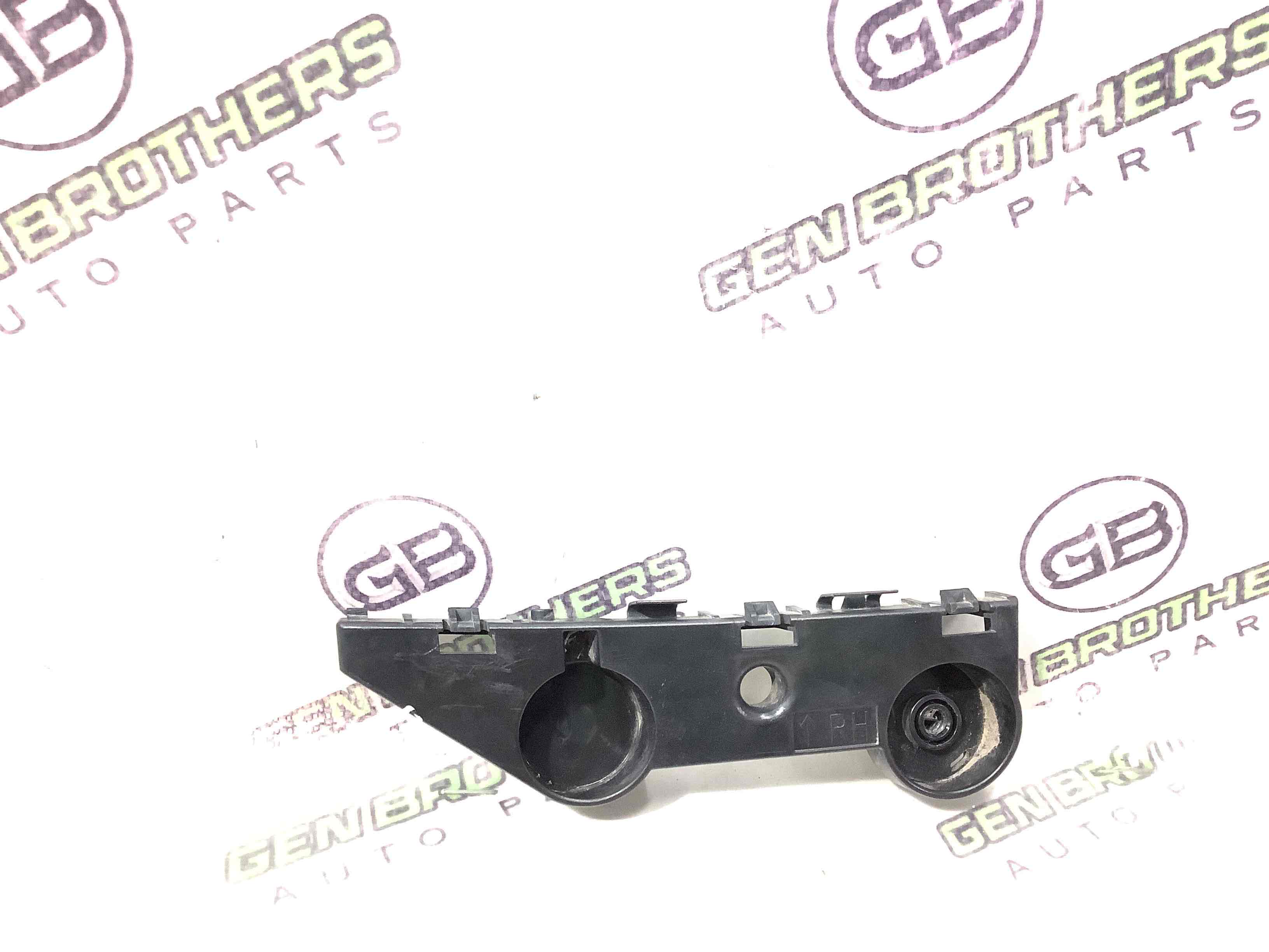 Кріплення заднього бампера праве