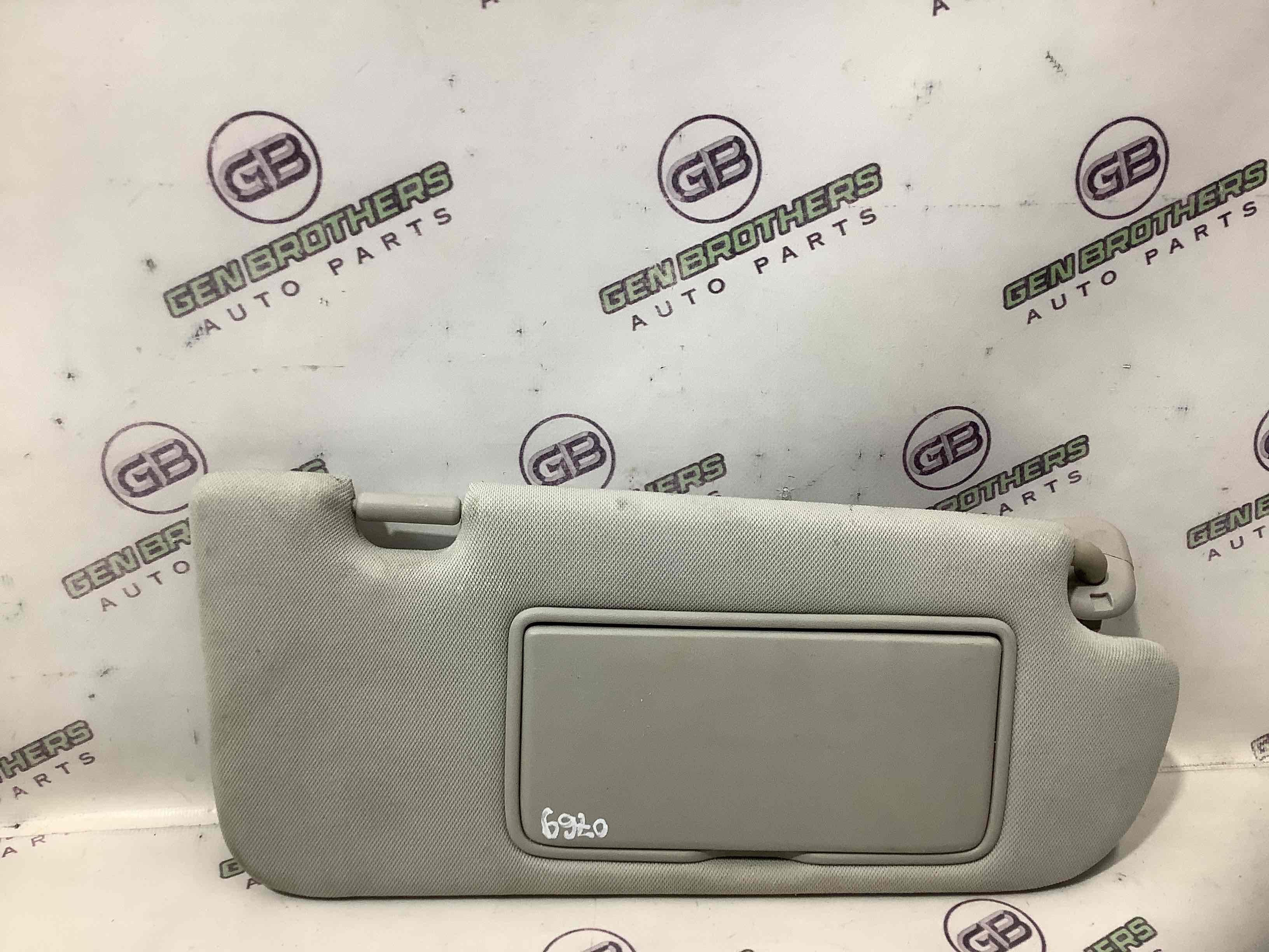 Козирок сонцезахисний