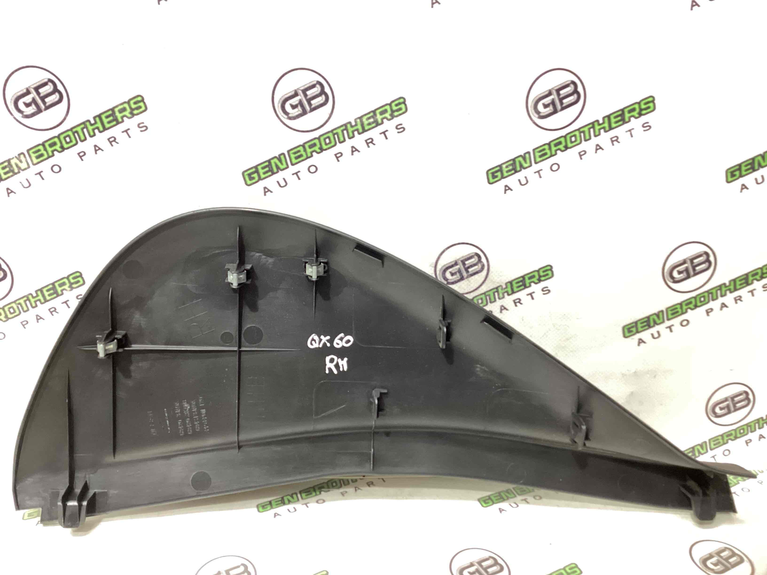 Обшивка панелі приладів торпедо