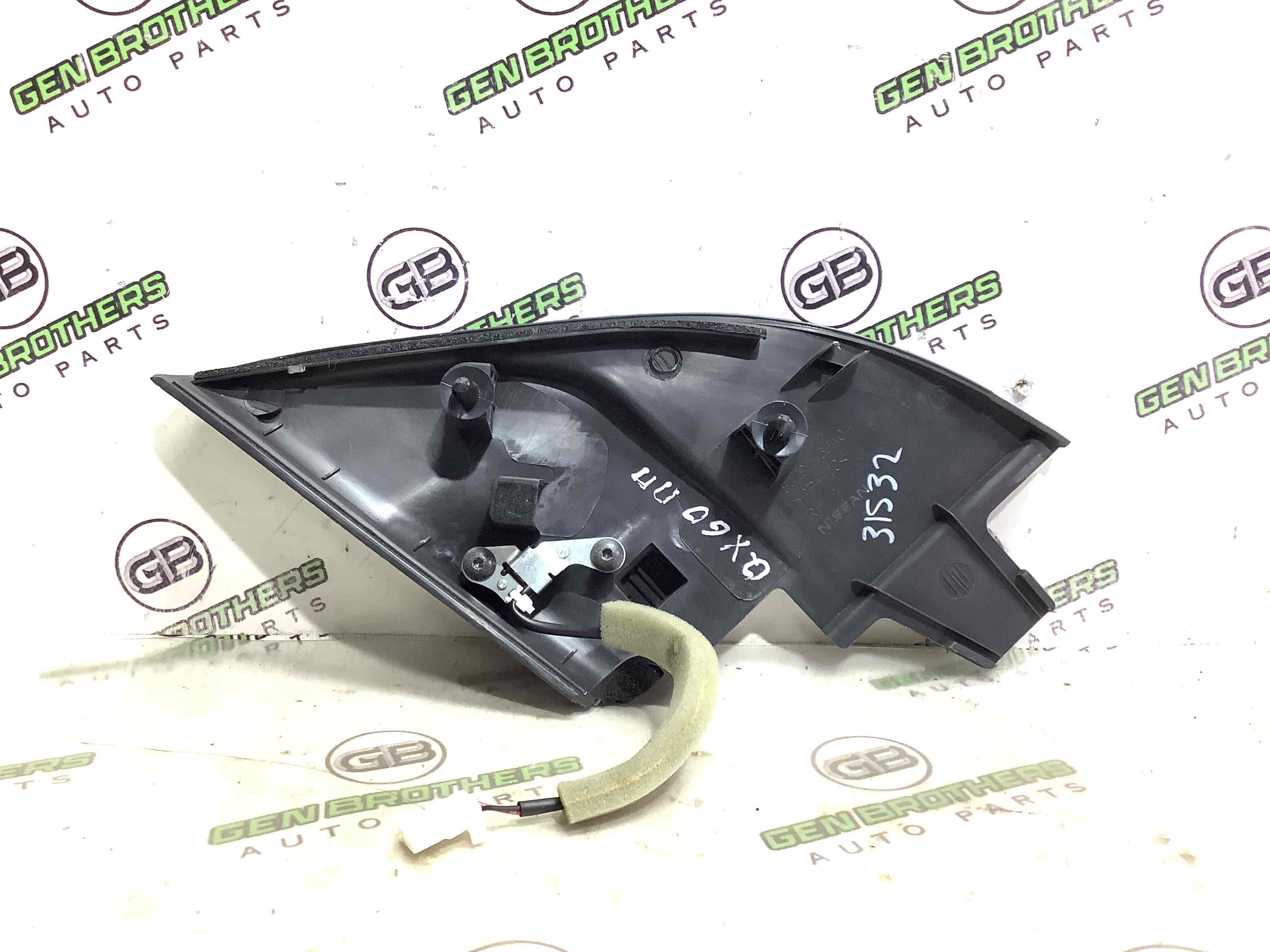 Корпус, накладка, кріплення правого дзеркала