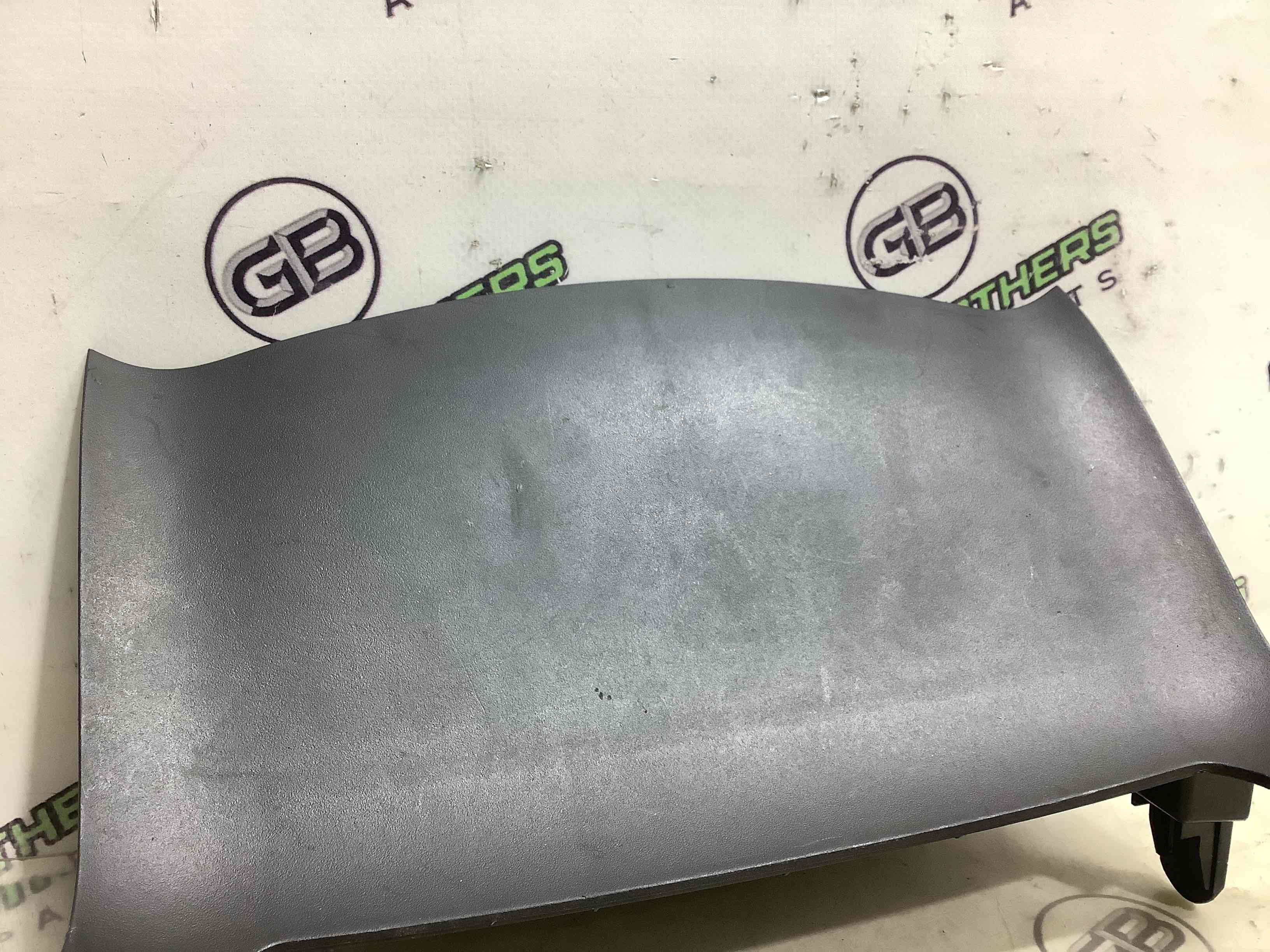 Обшивка панелі приладів торпедо