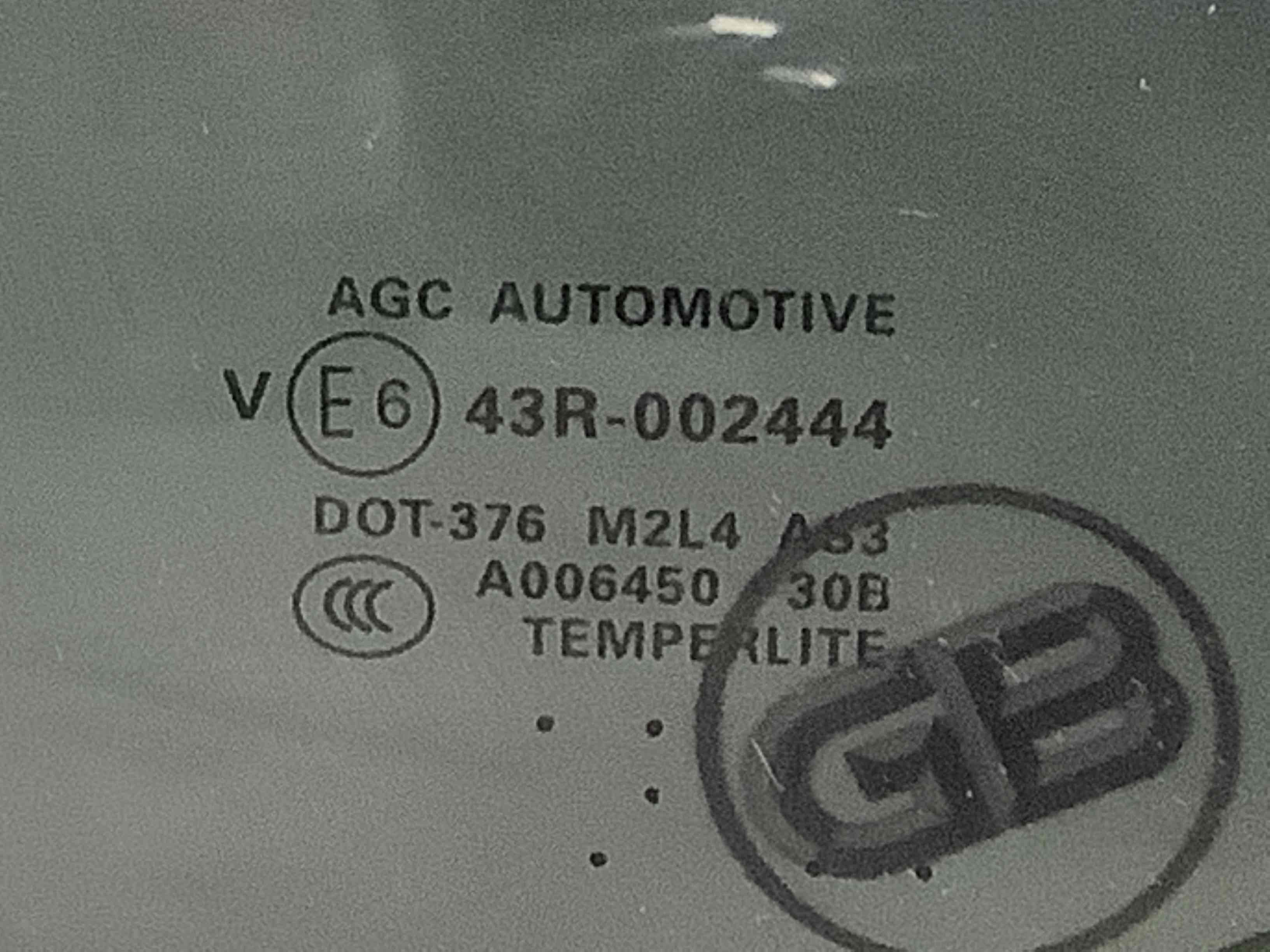 Скло заднє праве