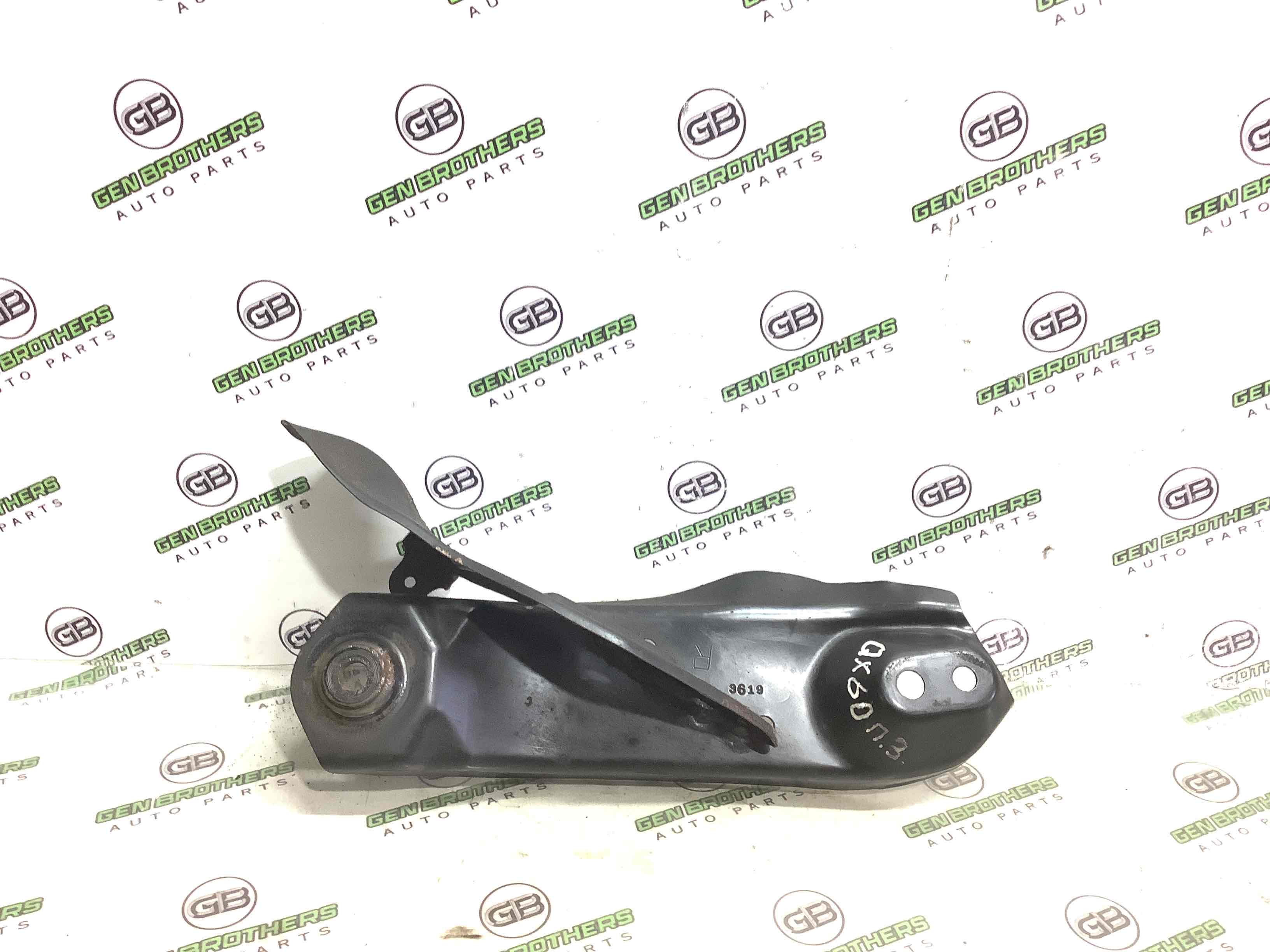 Кронштейн заднього підрамника