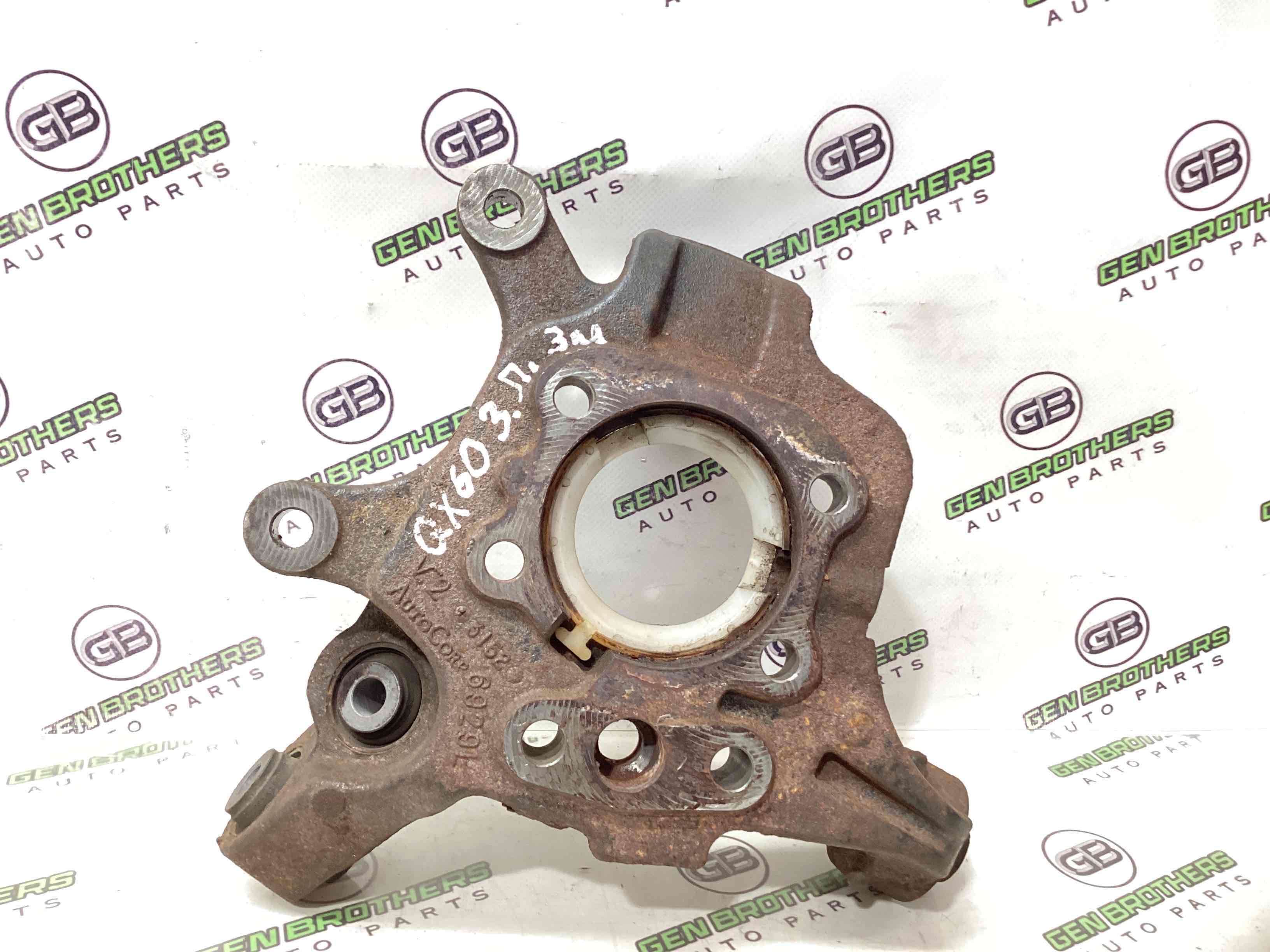 Кулак задній правий