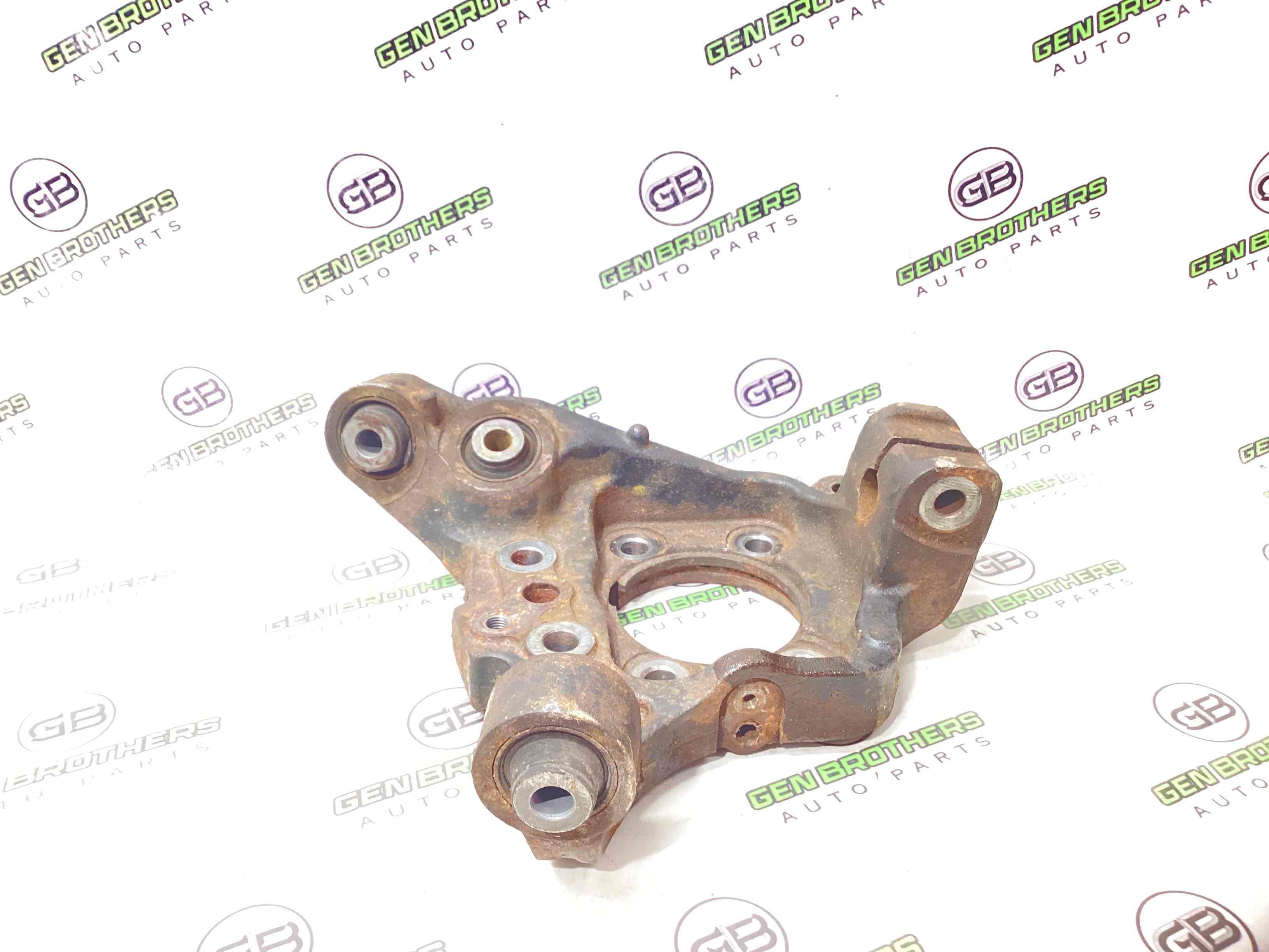 Кулак задній правий