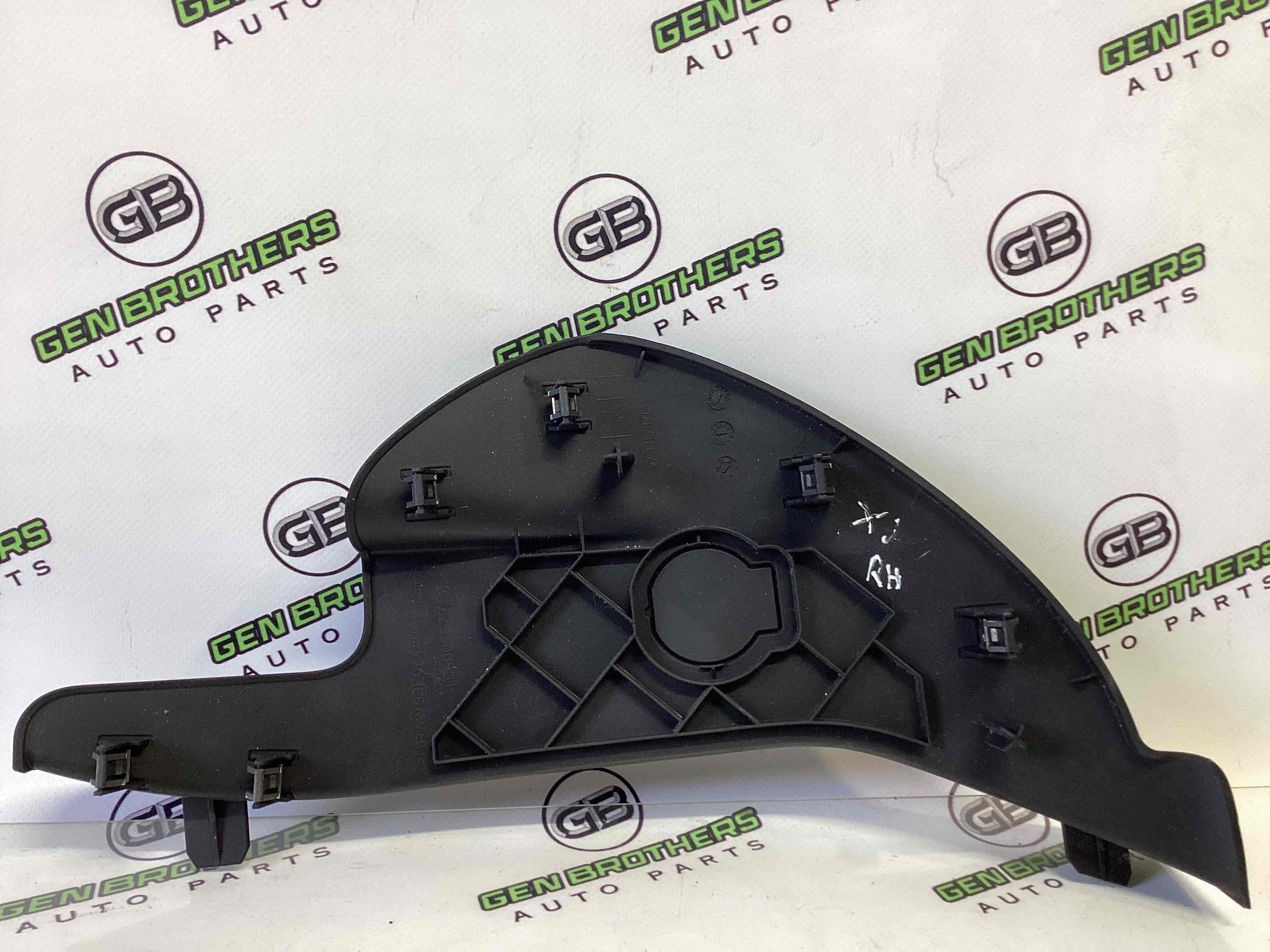 Обшивка панелі приладів торпедо