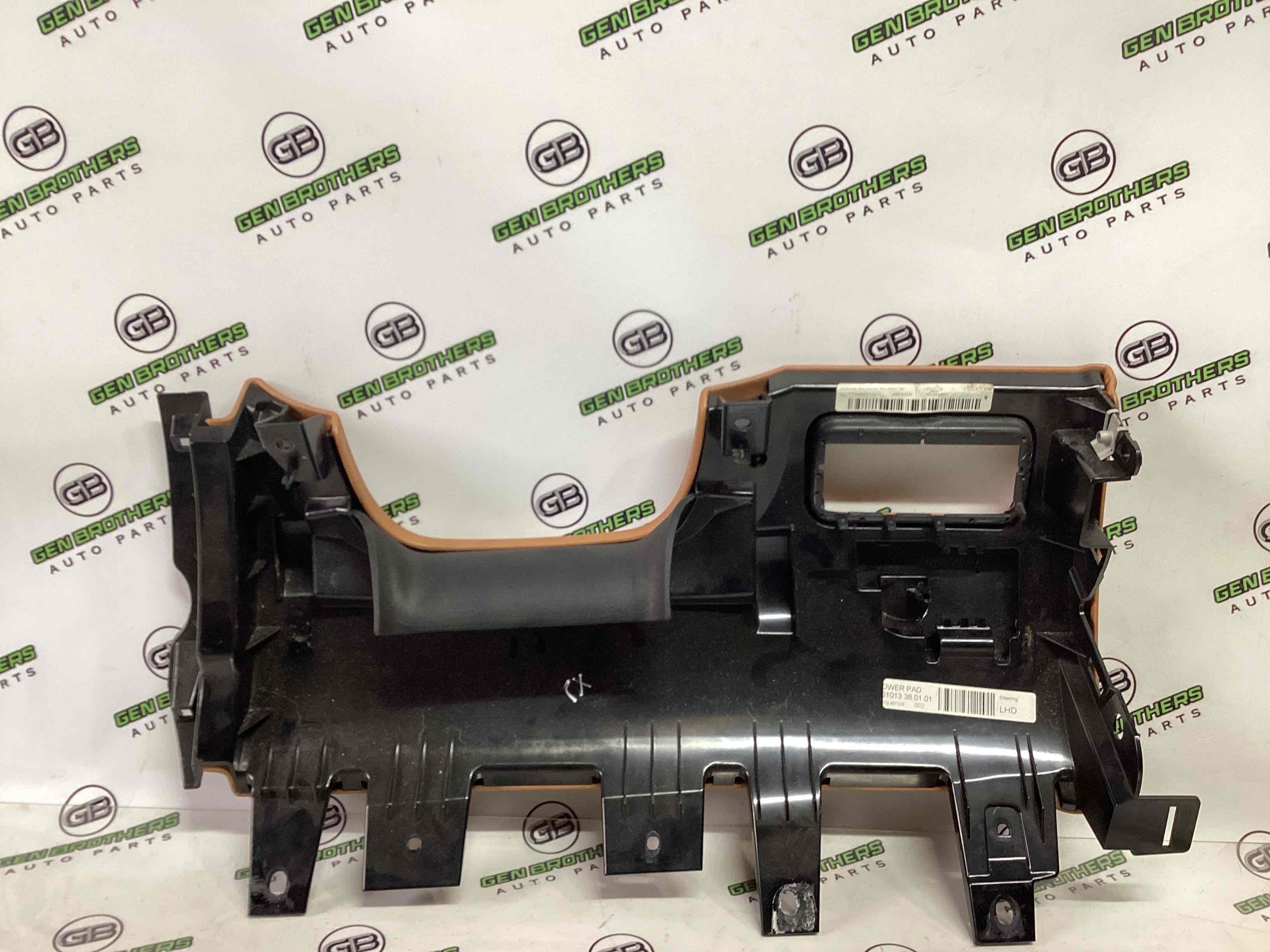 Обшивка панелі приладів торпедо