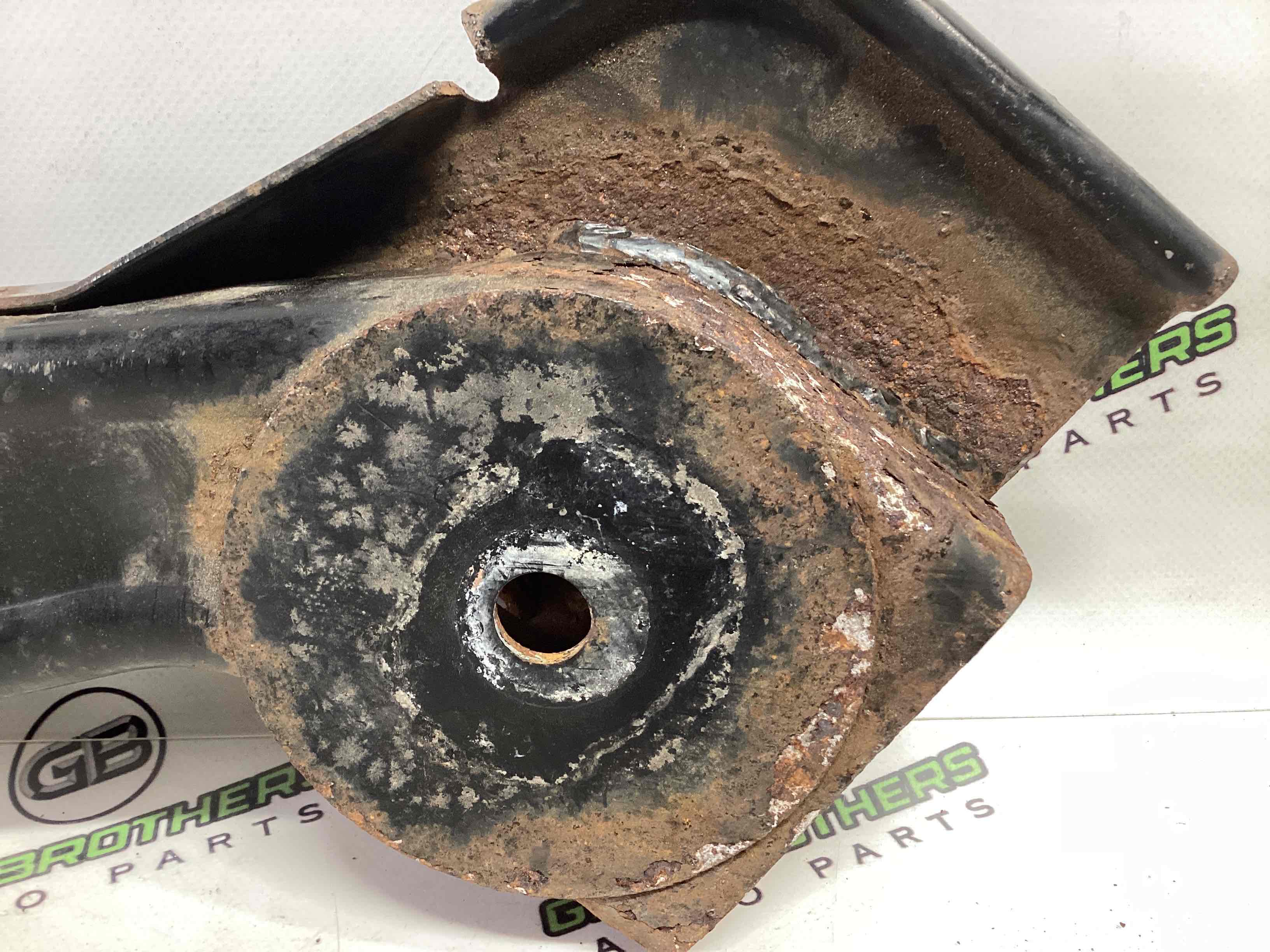 Кронштейн заднього підрамника