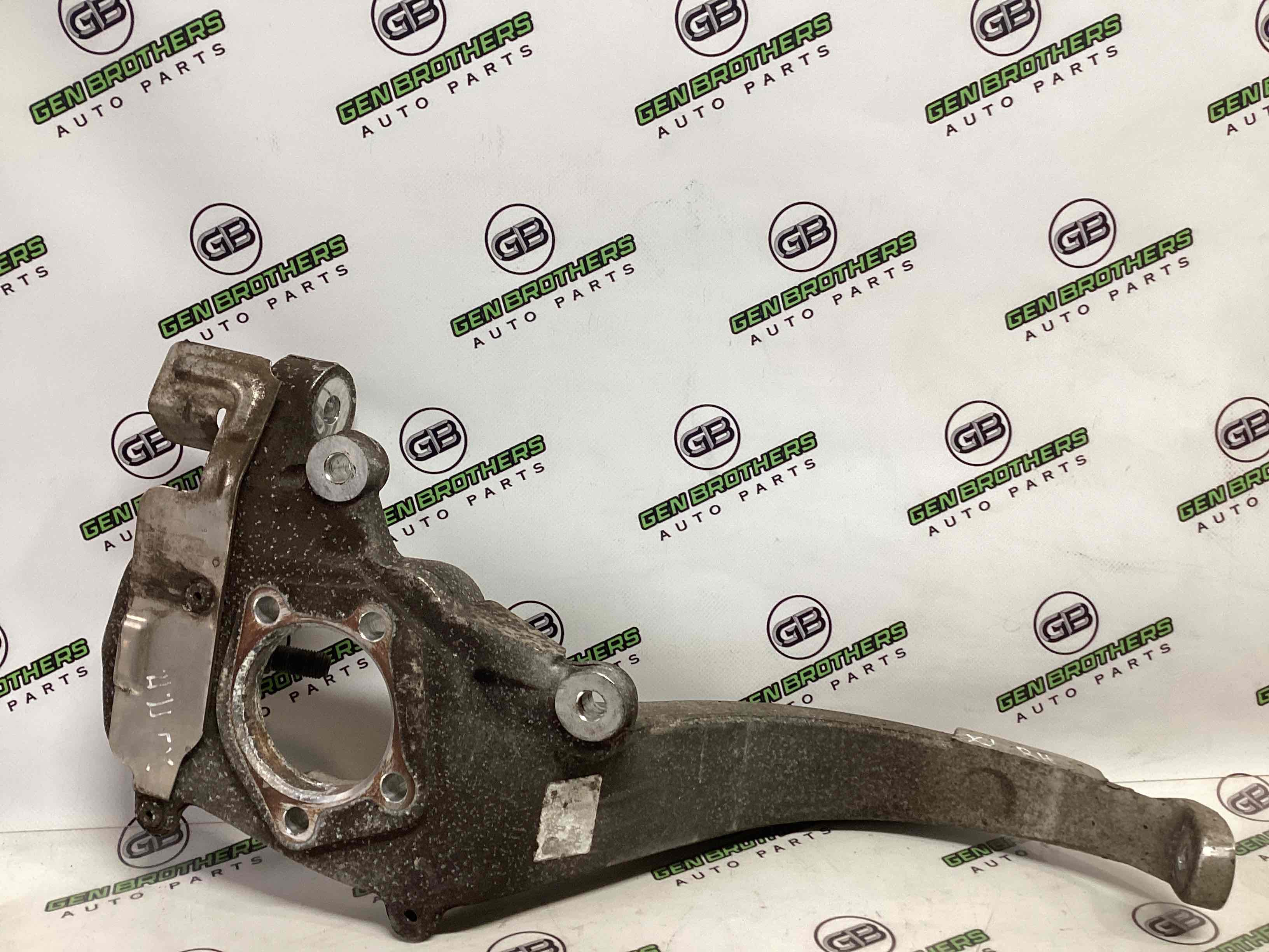 Кулак поворотний правий