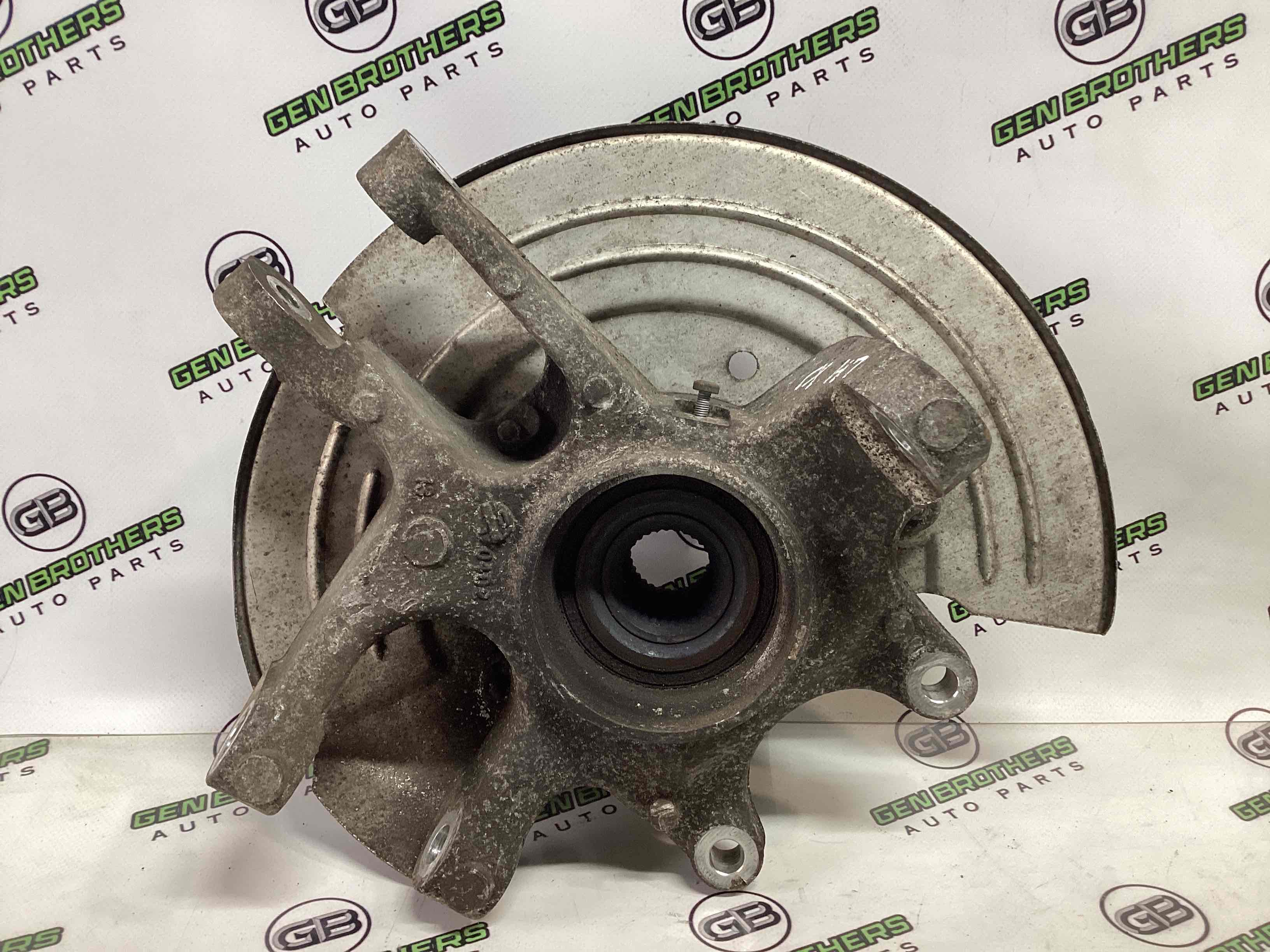 Кулак задній лівий