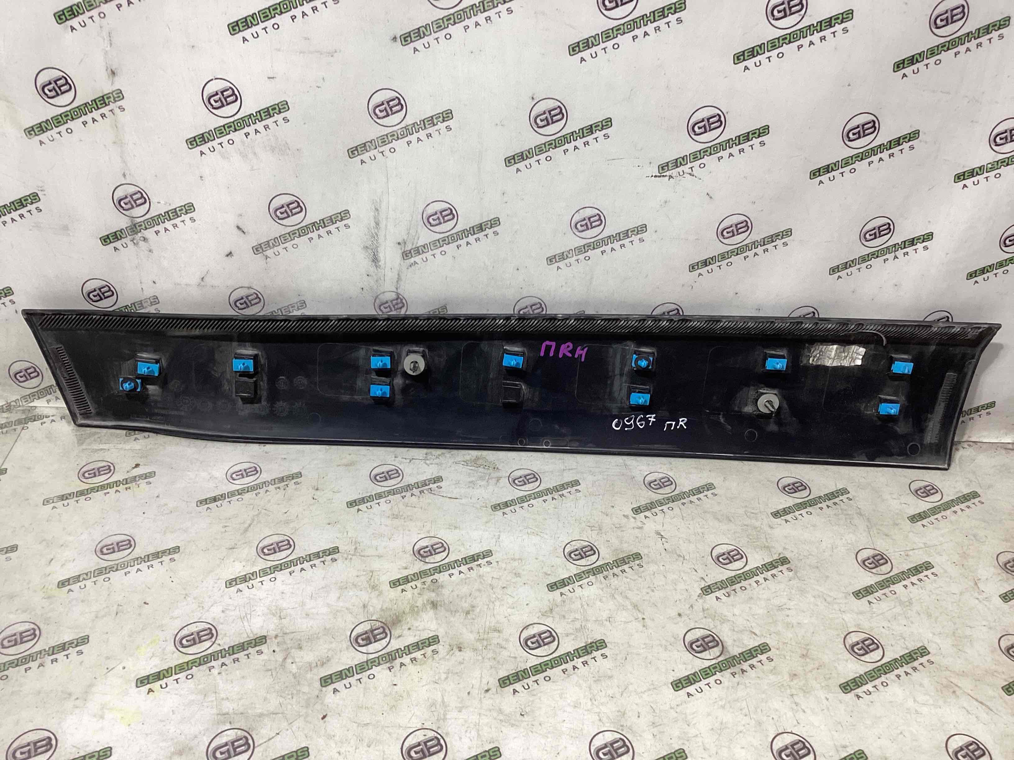 Молдинг двері передньої правої