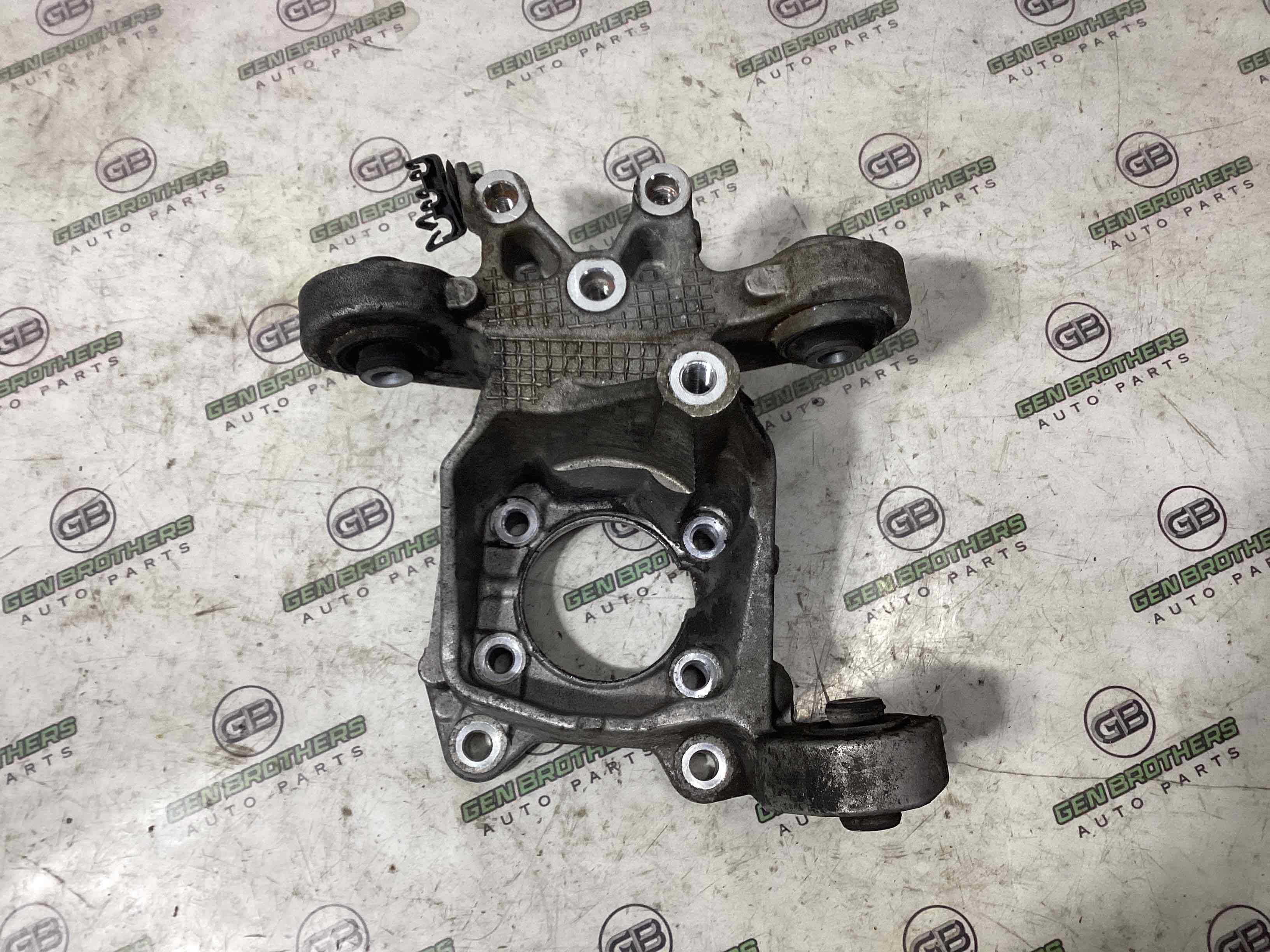 Кулак задній лівий