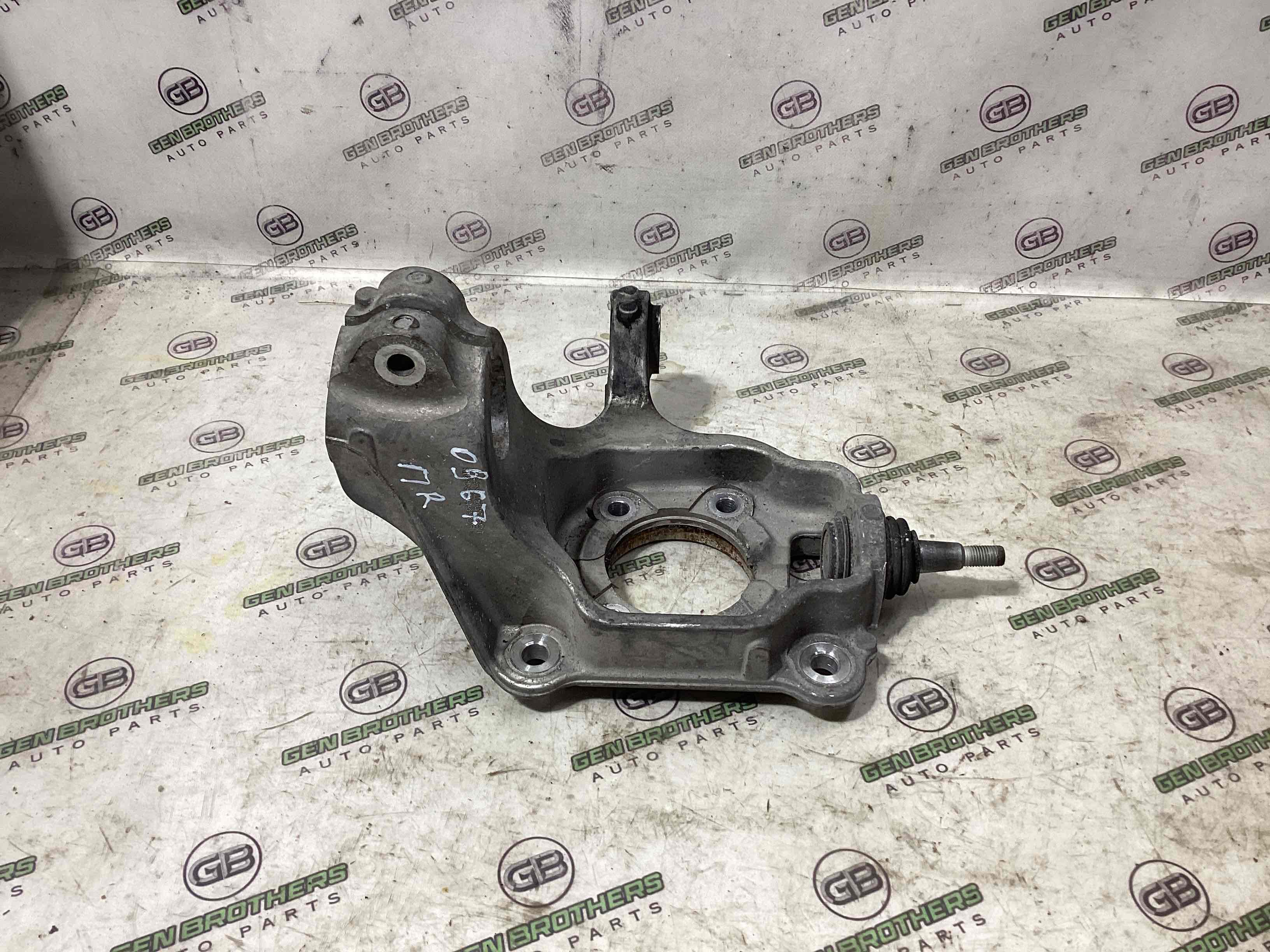 Кулак поворотний правий