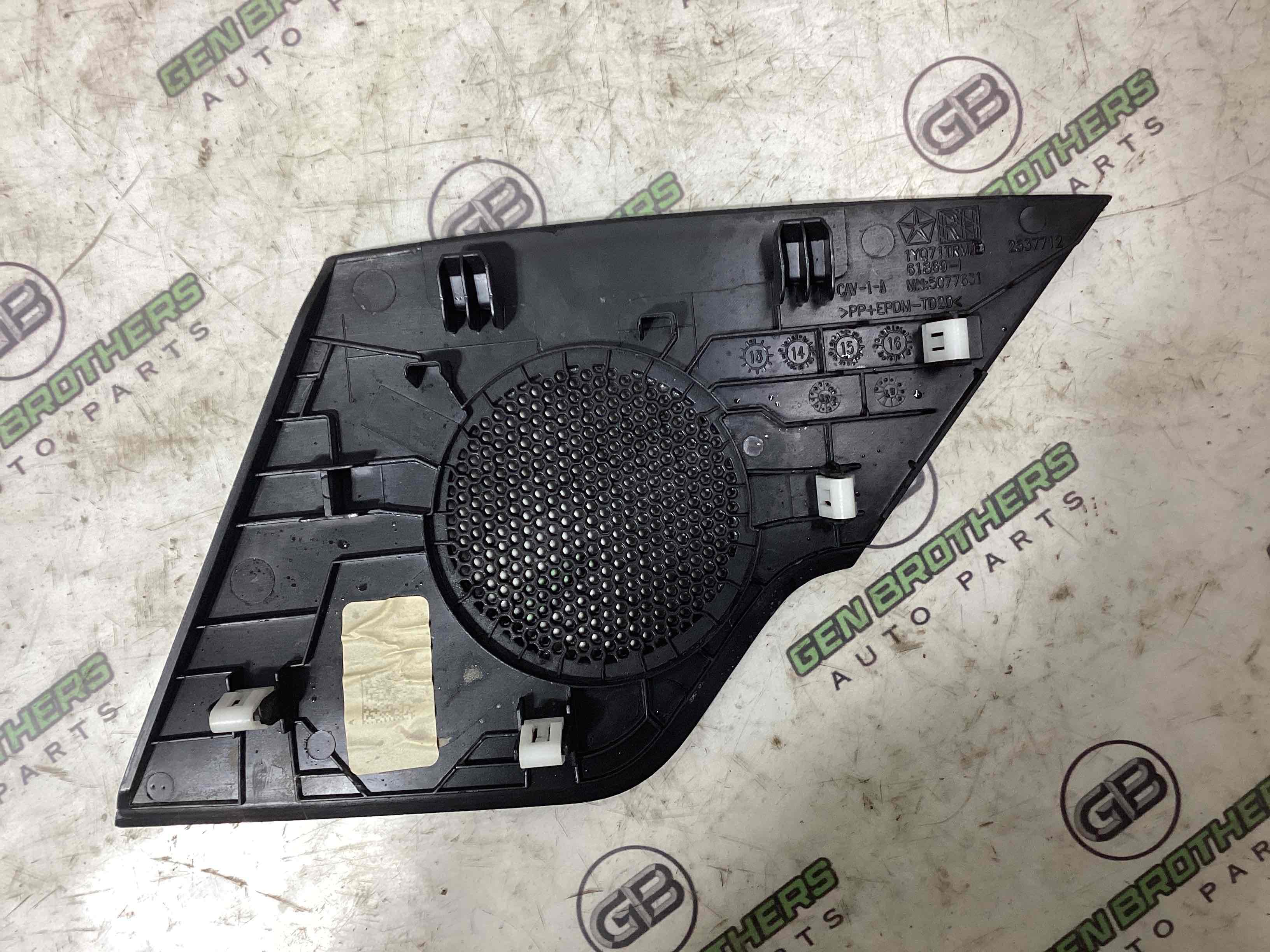 Обшивка панелі приладів торпедо