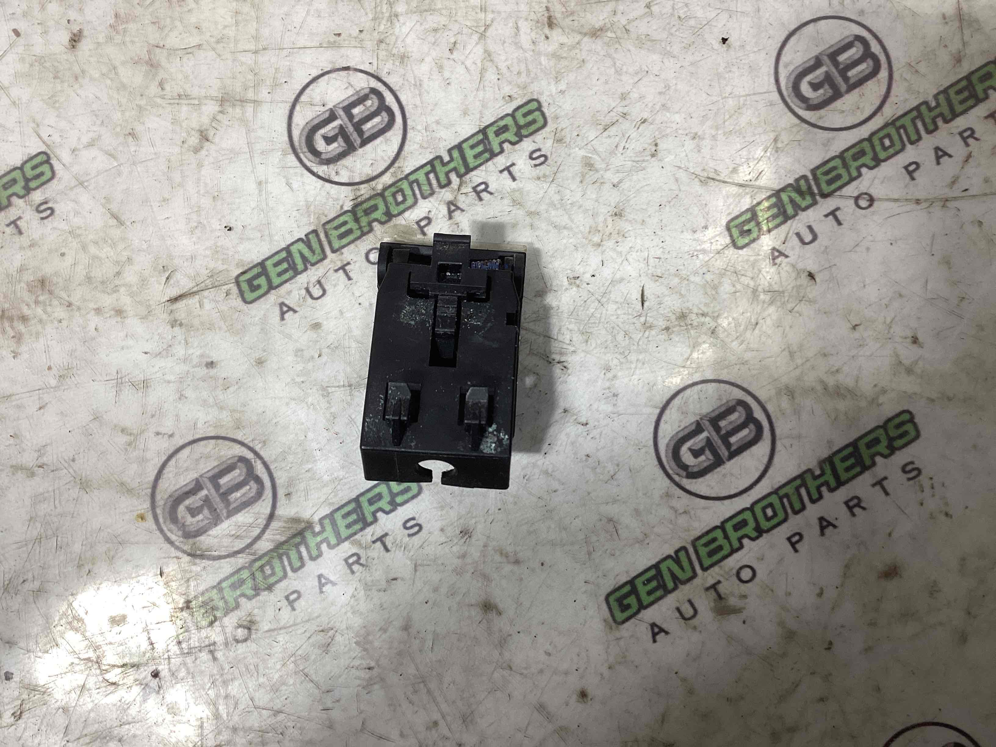 Ручка відкривання капота