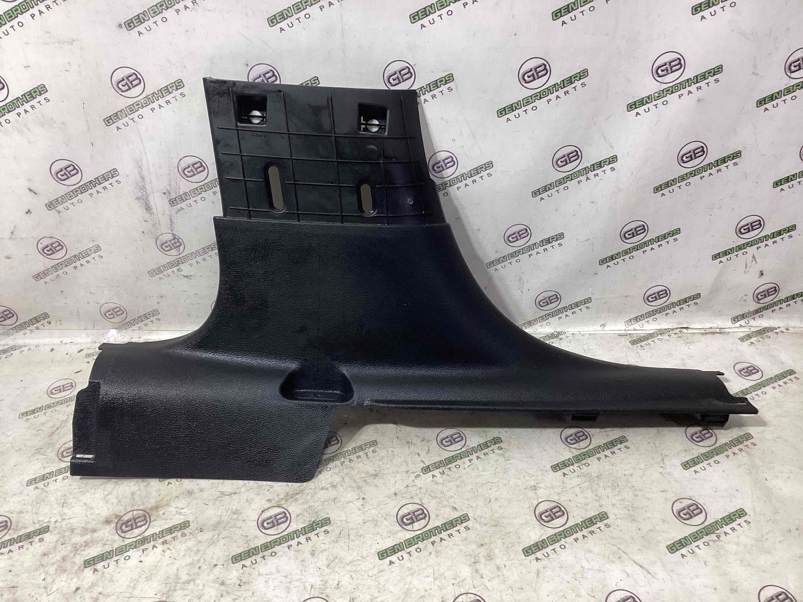 Обшивка центральної стійки ліва