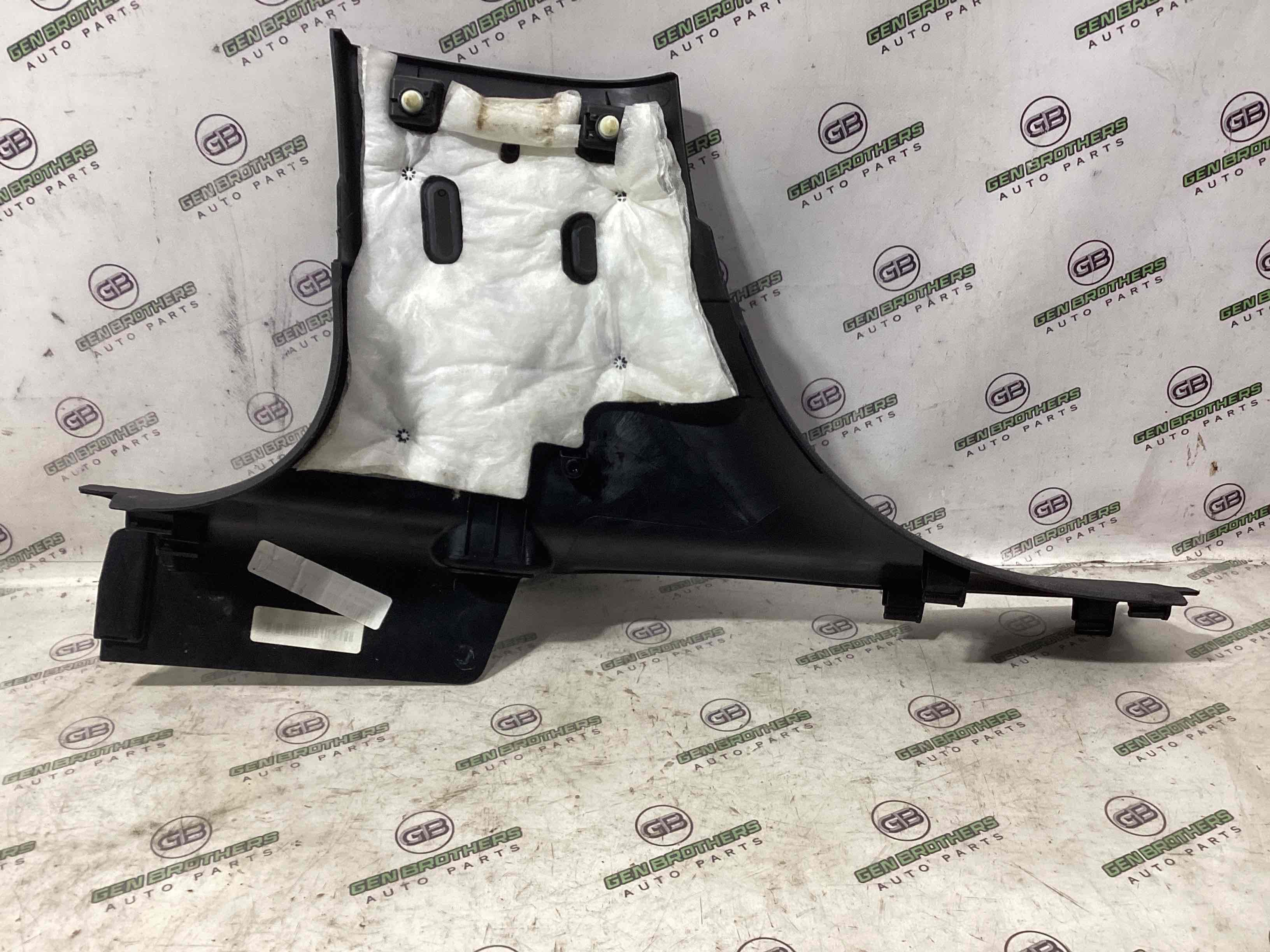 Обшивка центральної стійки права