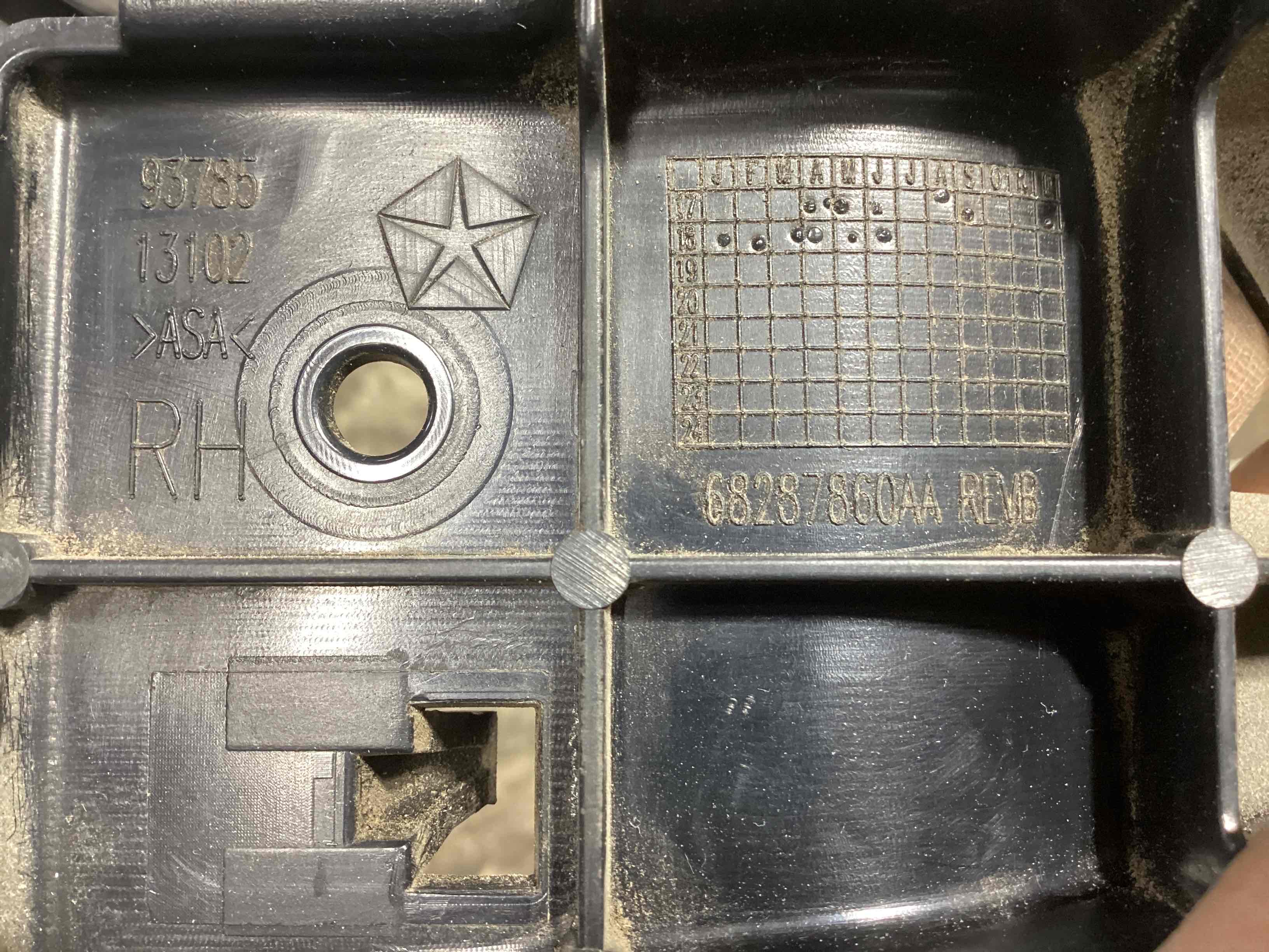 Кріплення заднього бампера центральне