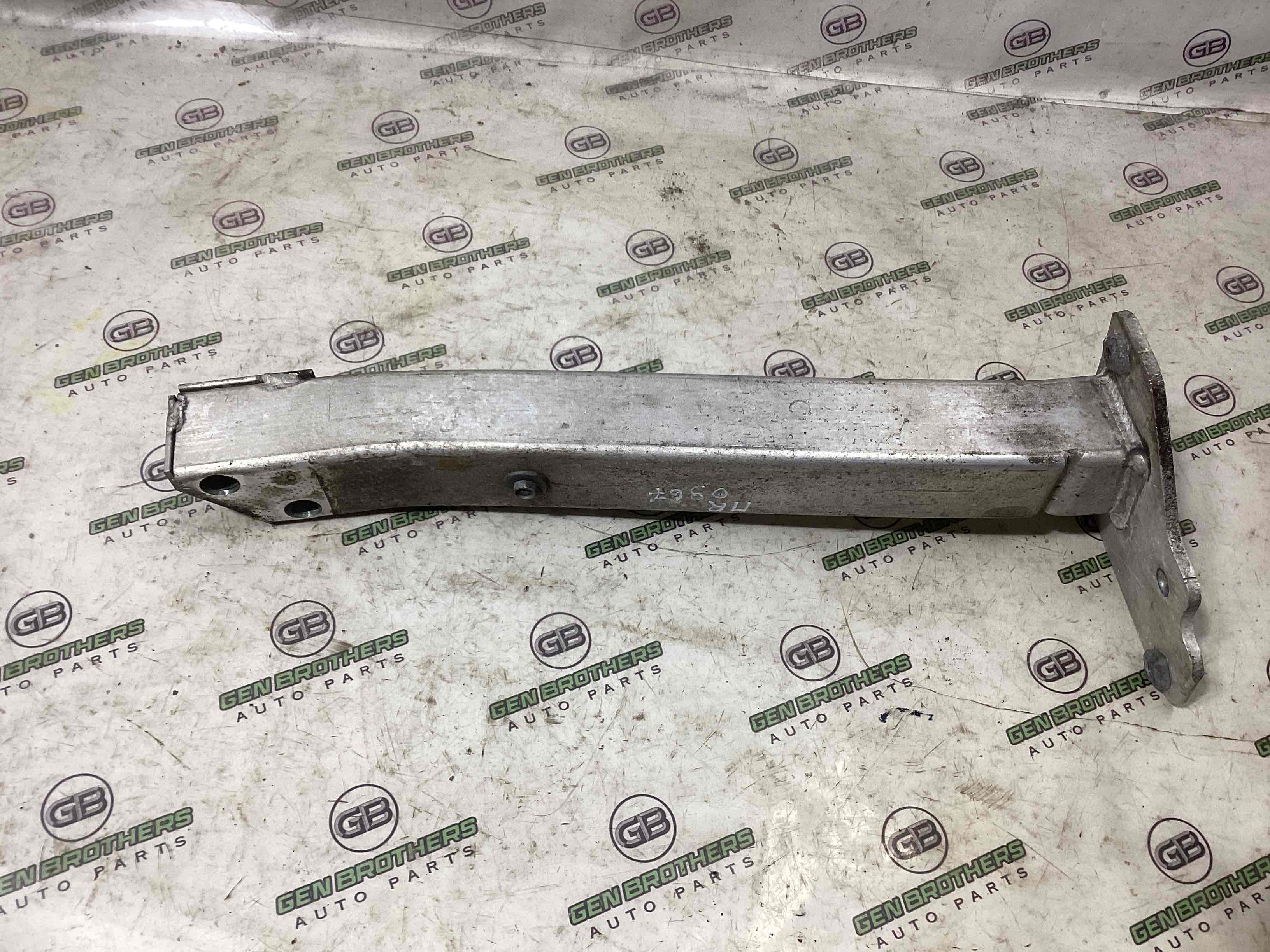 Ікло підсилювача бампера